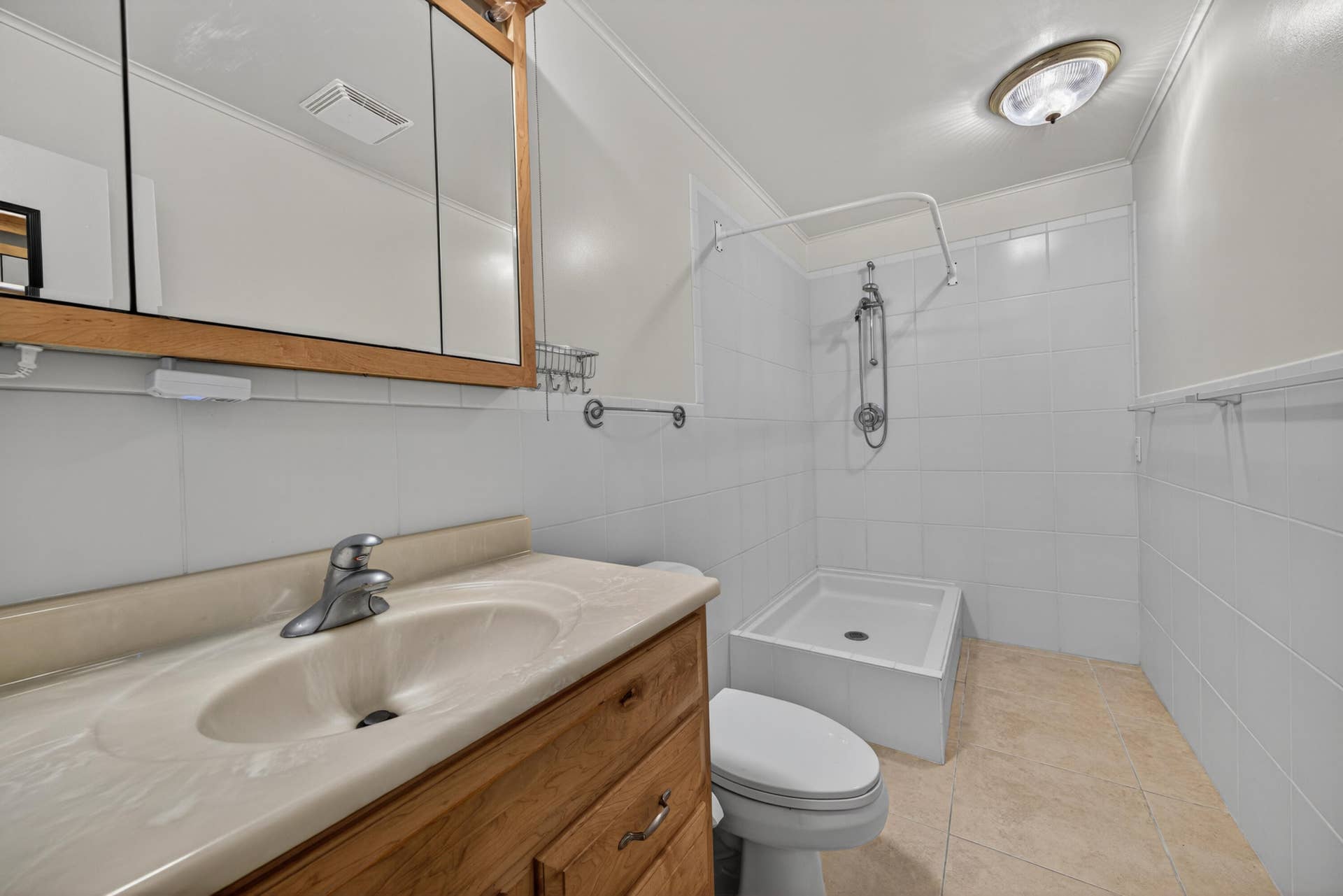1540 NE 40th Street, Oakland Park, FL 33334 2nd bathroom