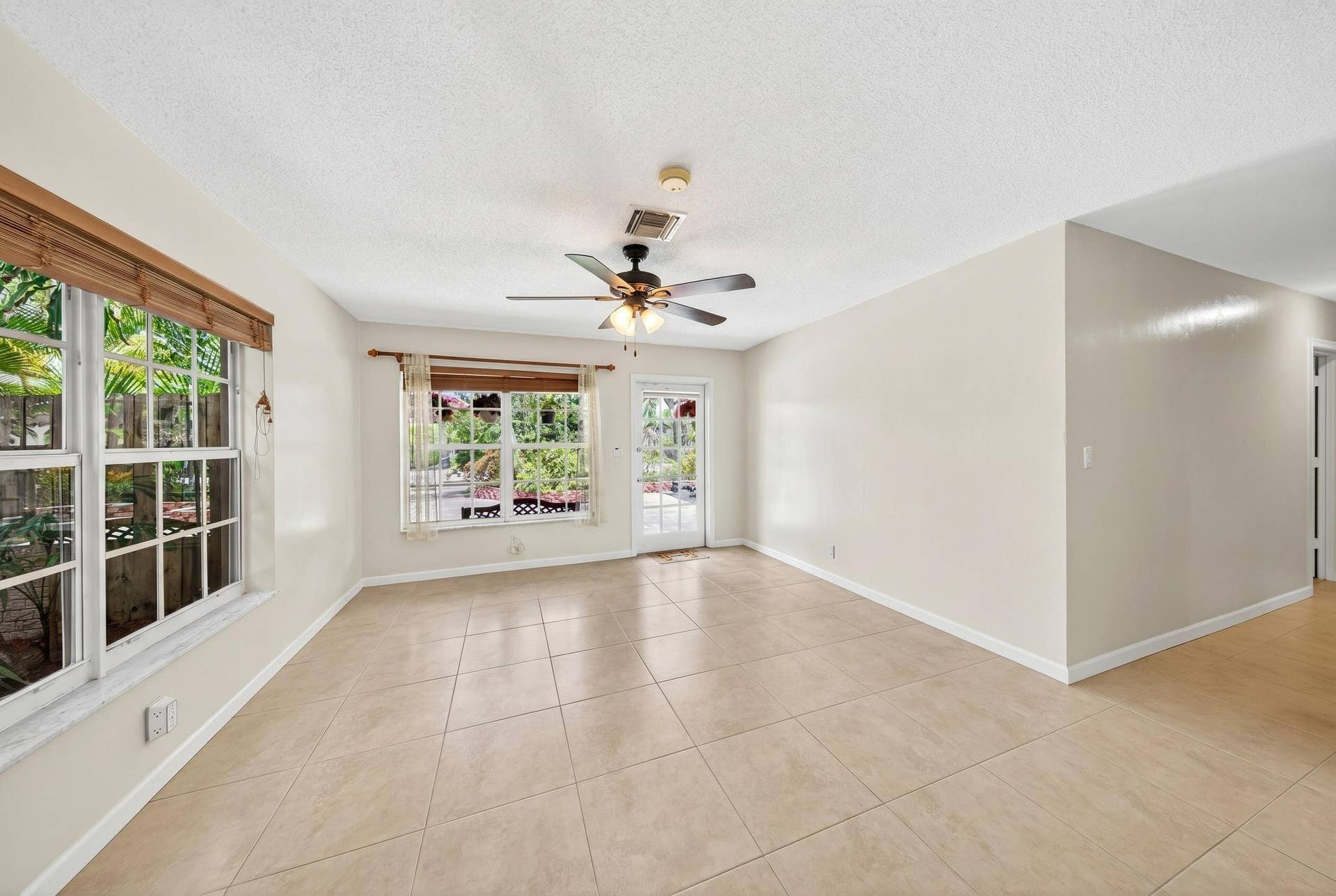 1540 NE 40th Street, Oakland Park, FL 33334 entrance living