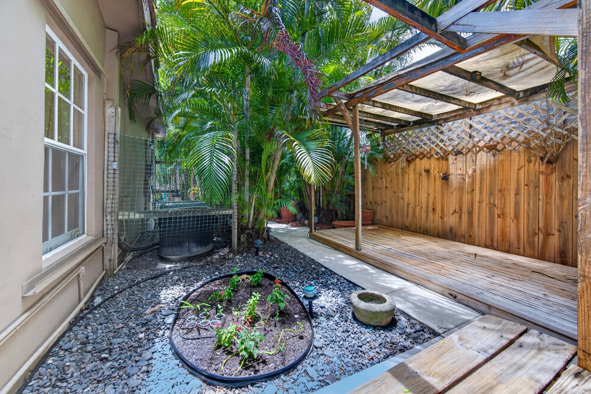 1540 NE 40th Street, Oakland Park, FL 33334 yard - to right of home