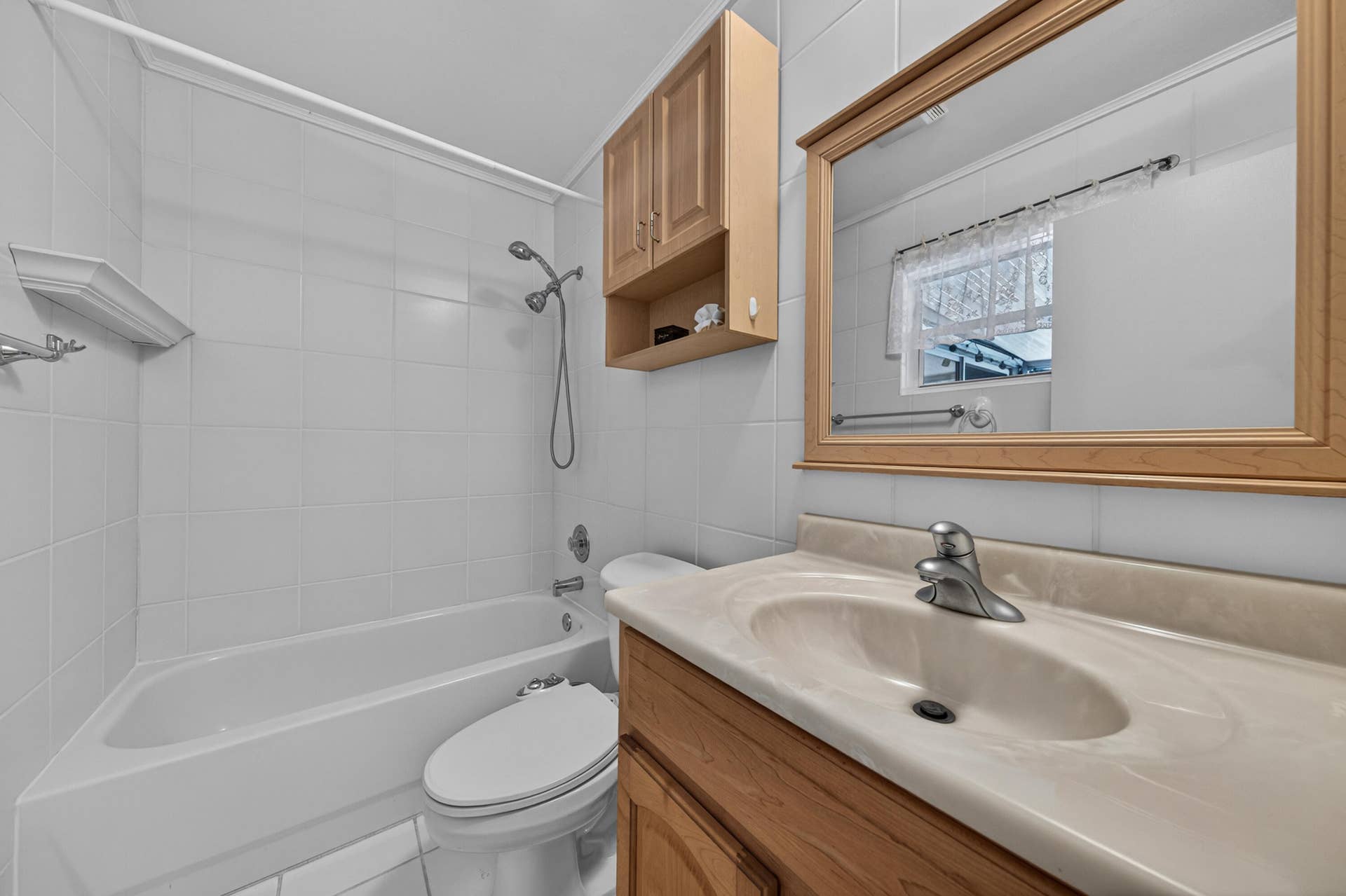 1540 NE 40th Street, Oakland Park, FL 33334 main bathroom