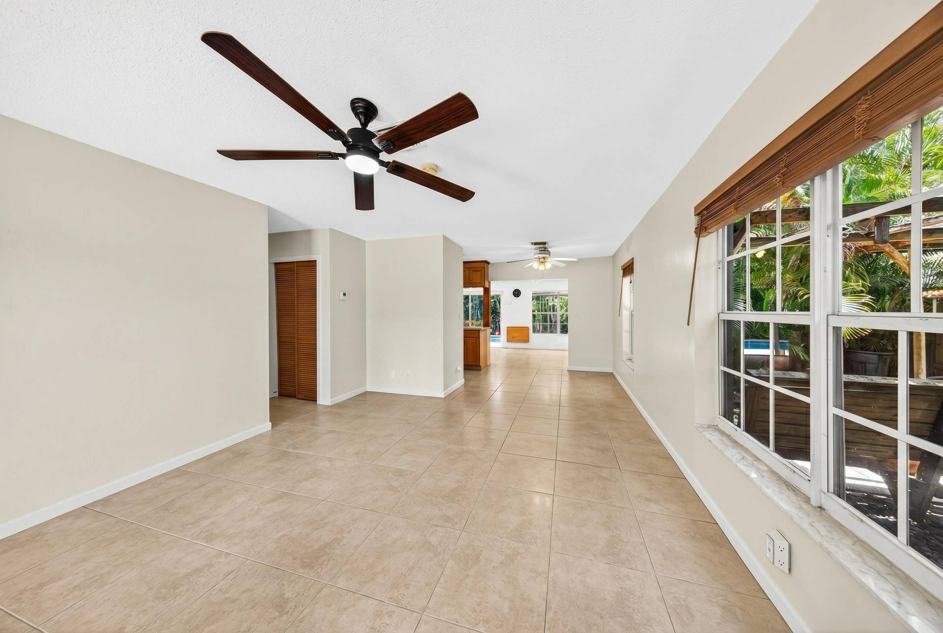 1540 NE 40th Street, Oakland Park, FL 33334 entrance area
