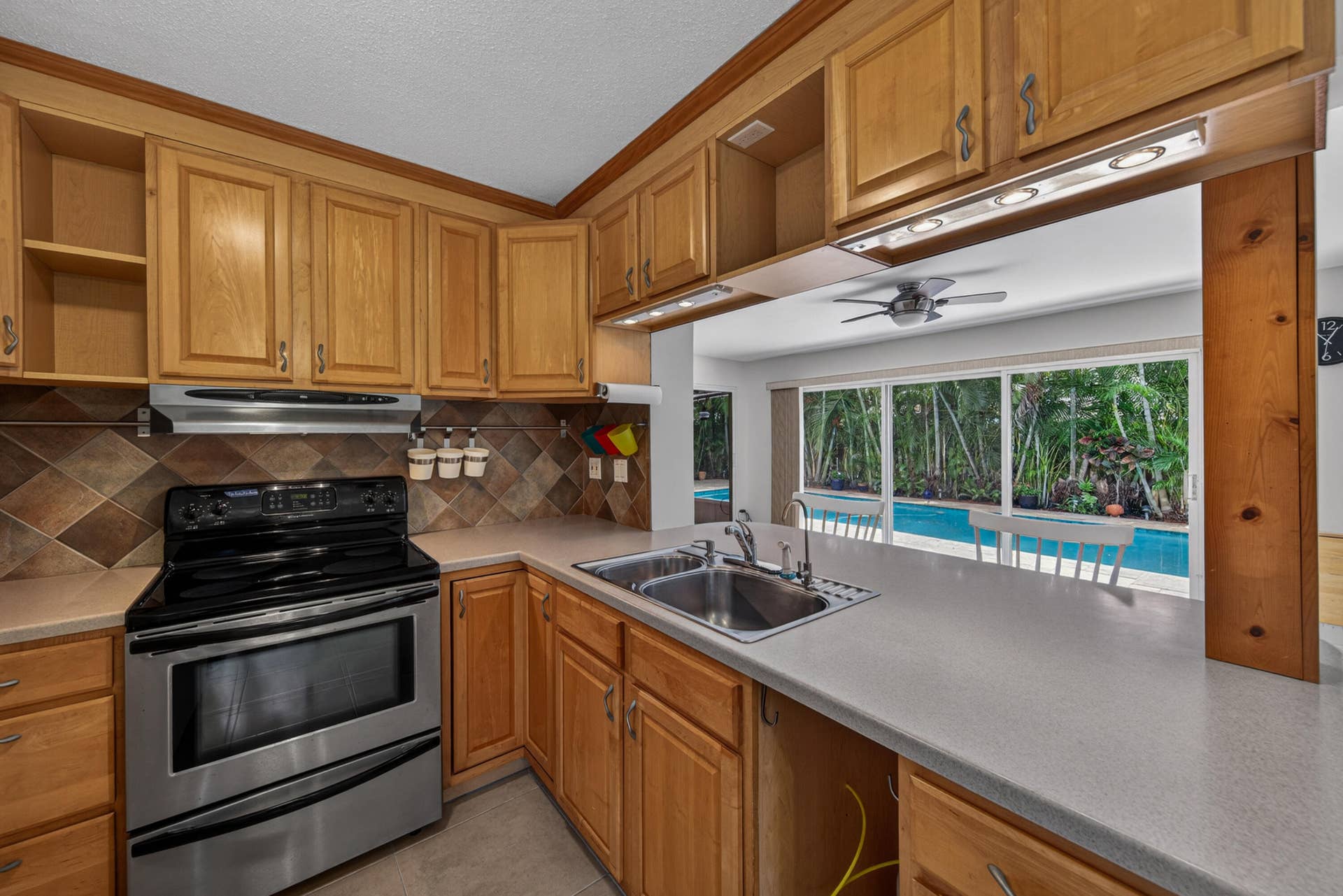 1540 NE 40th Street, Oakland Park, FL 33334 kitchen