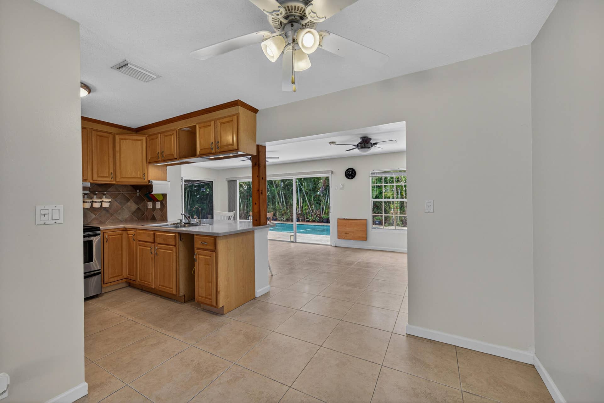 1540 NE 40th Street, Oakland Park, FL 33334 kitchen