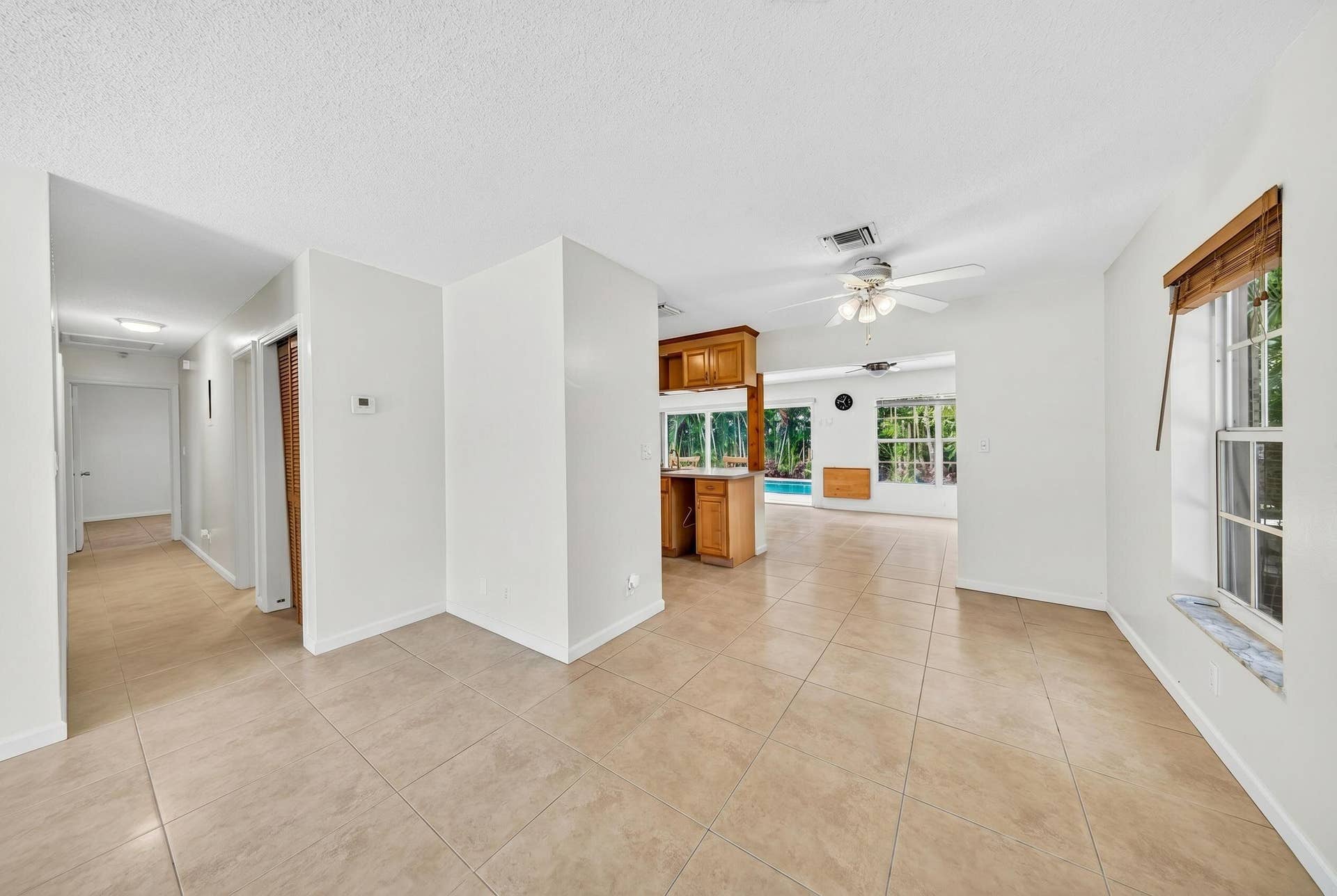 1540 NE 40th Street, Oakland Park, FL 33334 entrance area