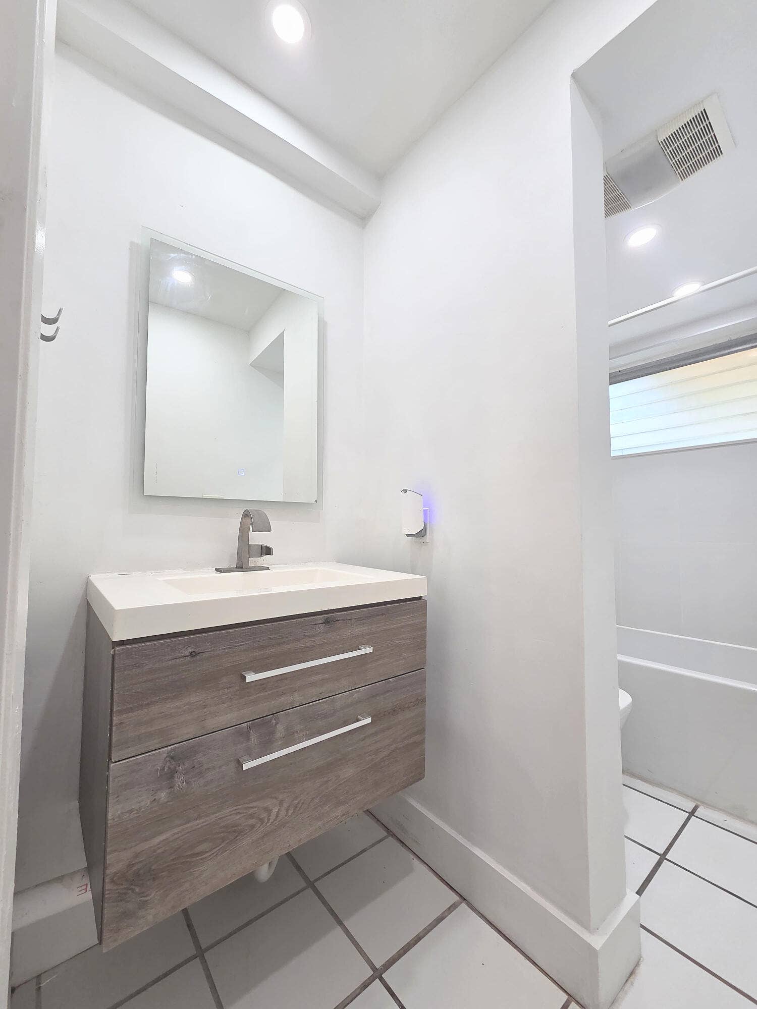 2716 NE 30TH Place, #105C, Fort Lauderdale, FL 33306 Bathroom Vanity