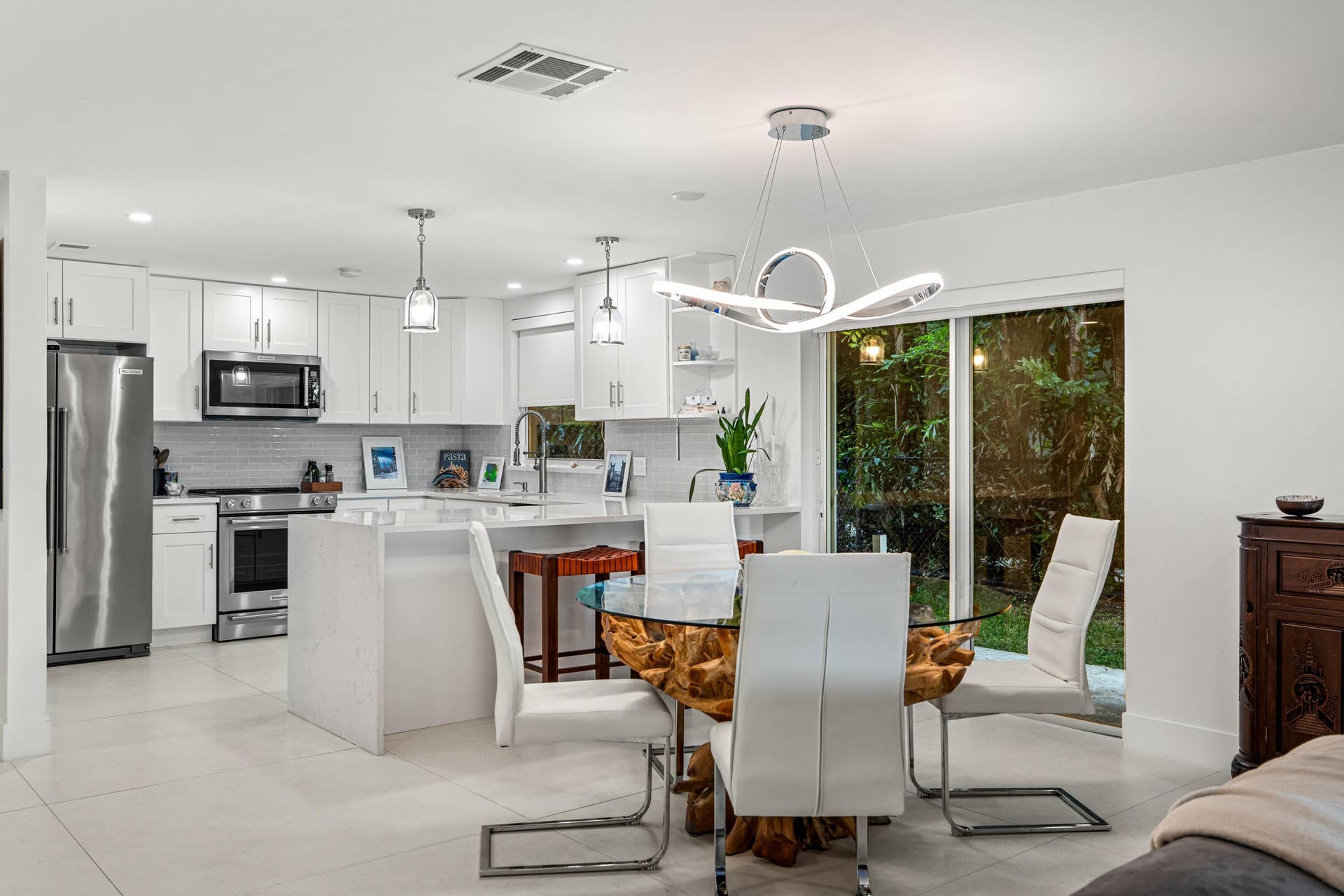 336 VENETIAN Drive, #1, Delray Beach, FL 33483 mls_DINING_TO_KITCHEN_DETAIL_DT