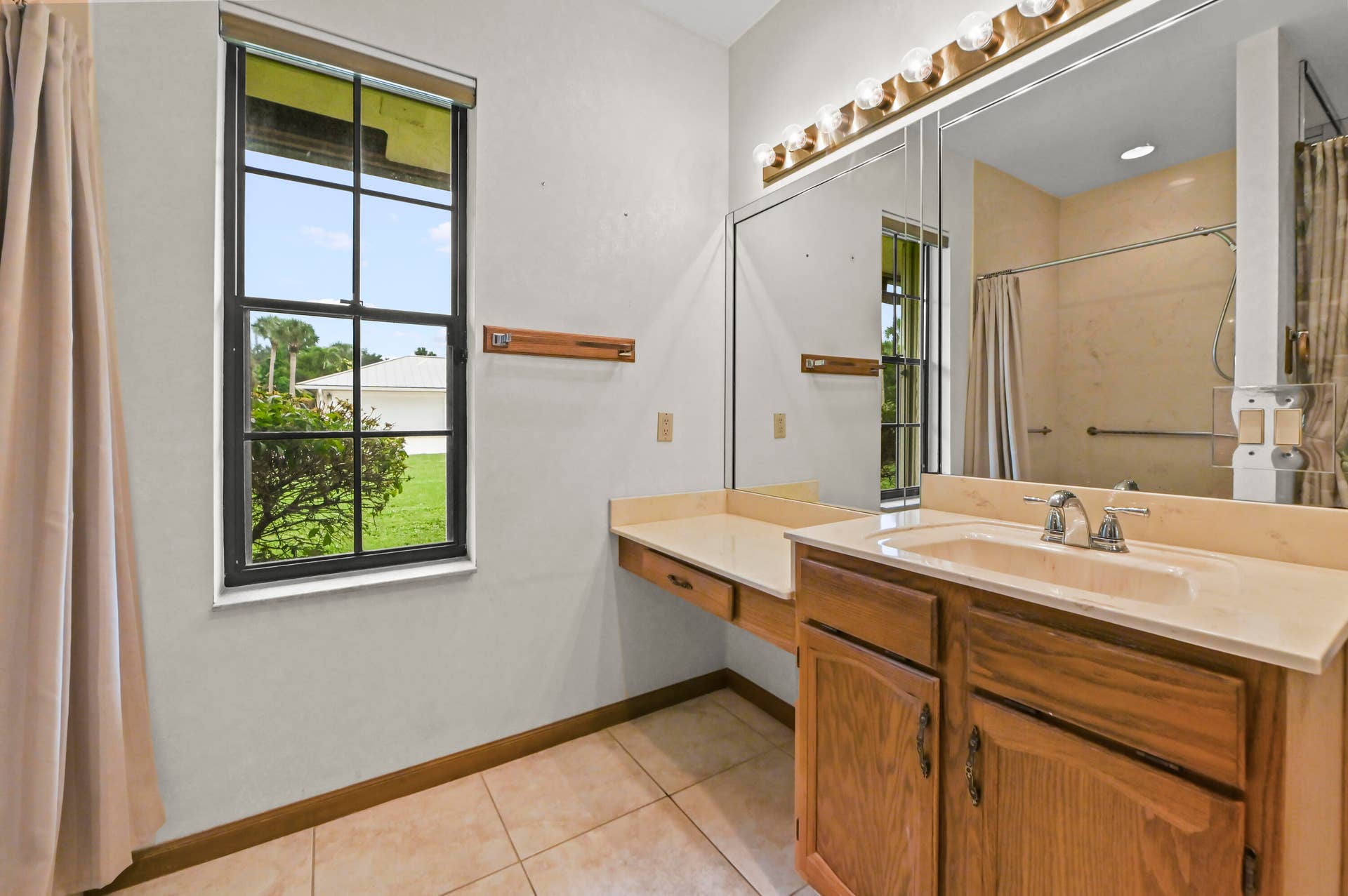 28 Bathroom 01