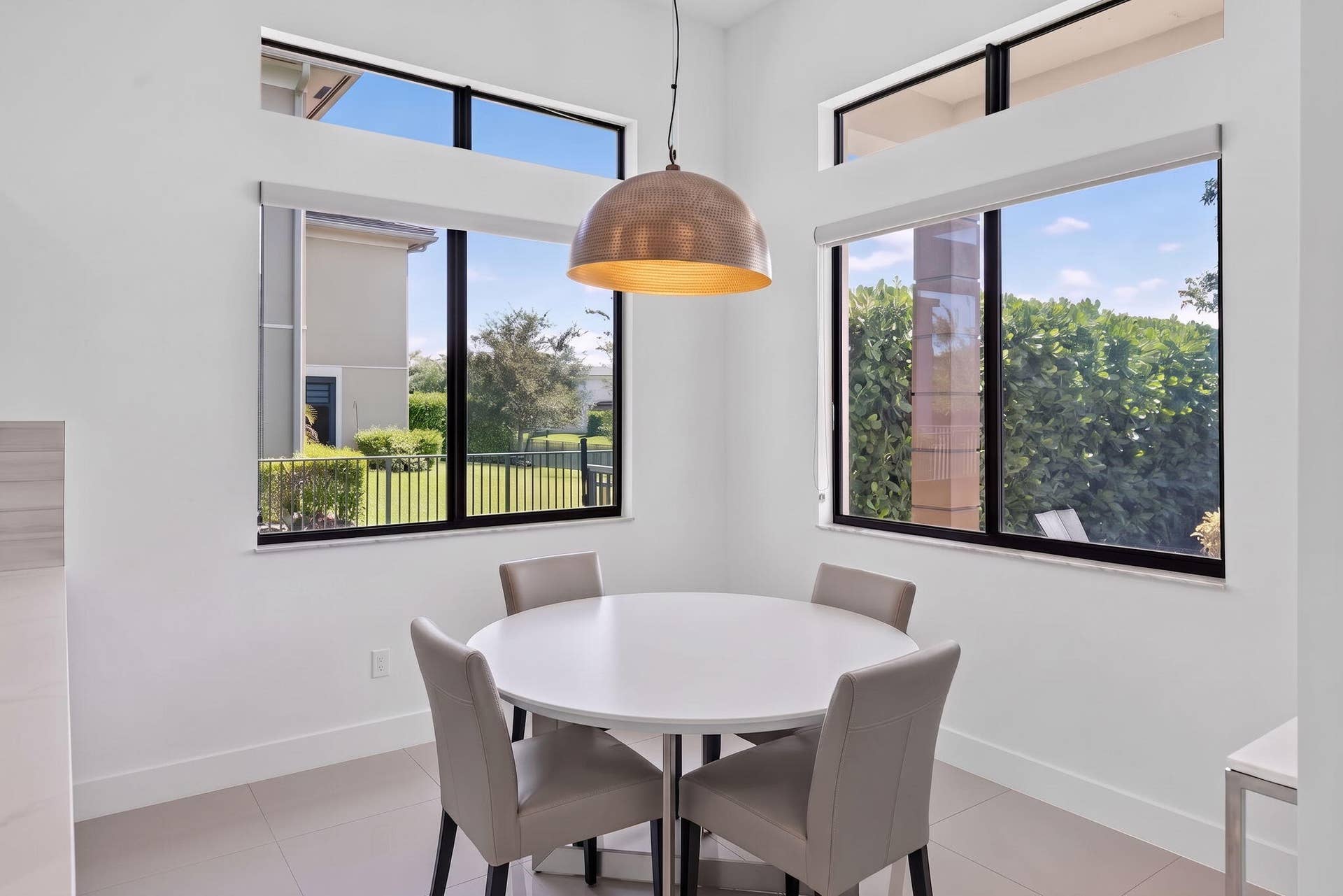 10490 S Lago Vista Circle, Parkland, FL 33076 Breakfast nook & kitchen