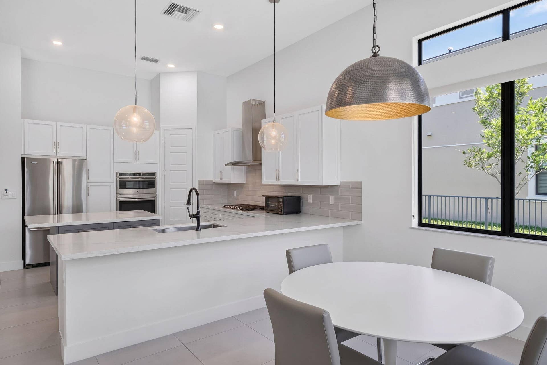 10490 S Lago Vista Circle, Parkland, FL 33076 Breakfast nook & kitchen