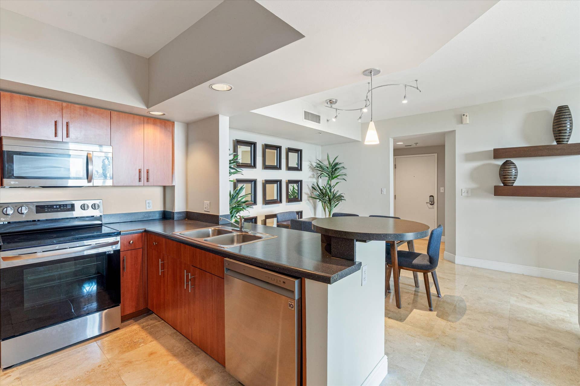 10-110 N Federal Hwy #1214 Ft. Lauderdal
