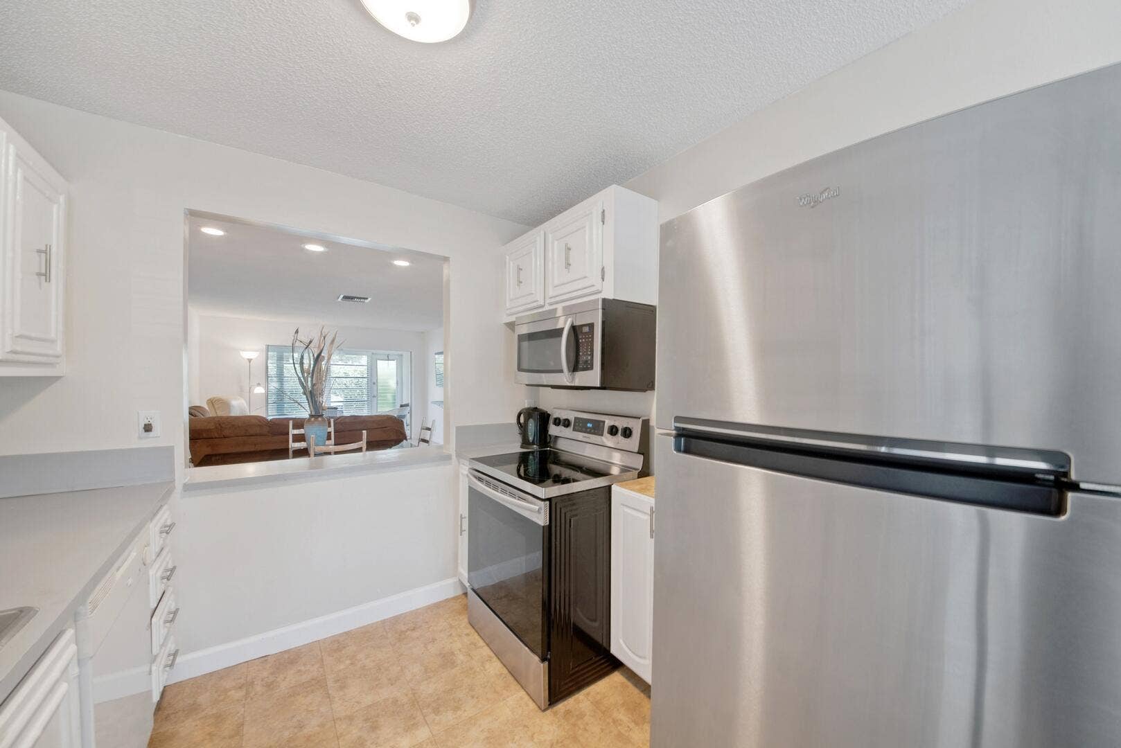 13670 VIA FLORA, #B, Delray Beach, FL 33484 Pass Through to Dining Area