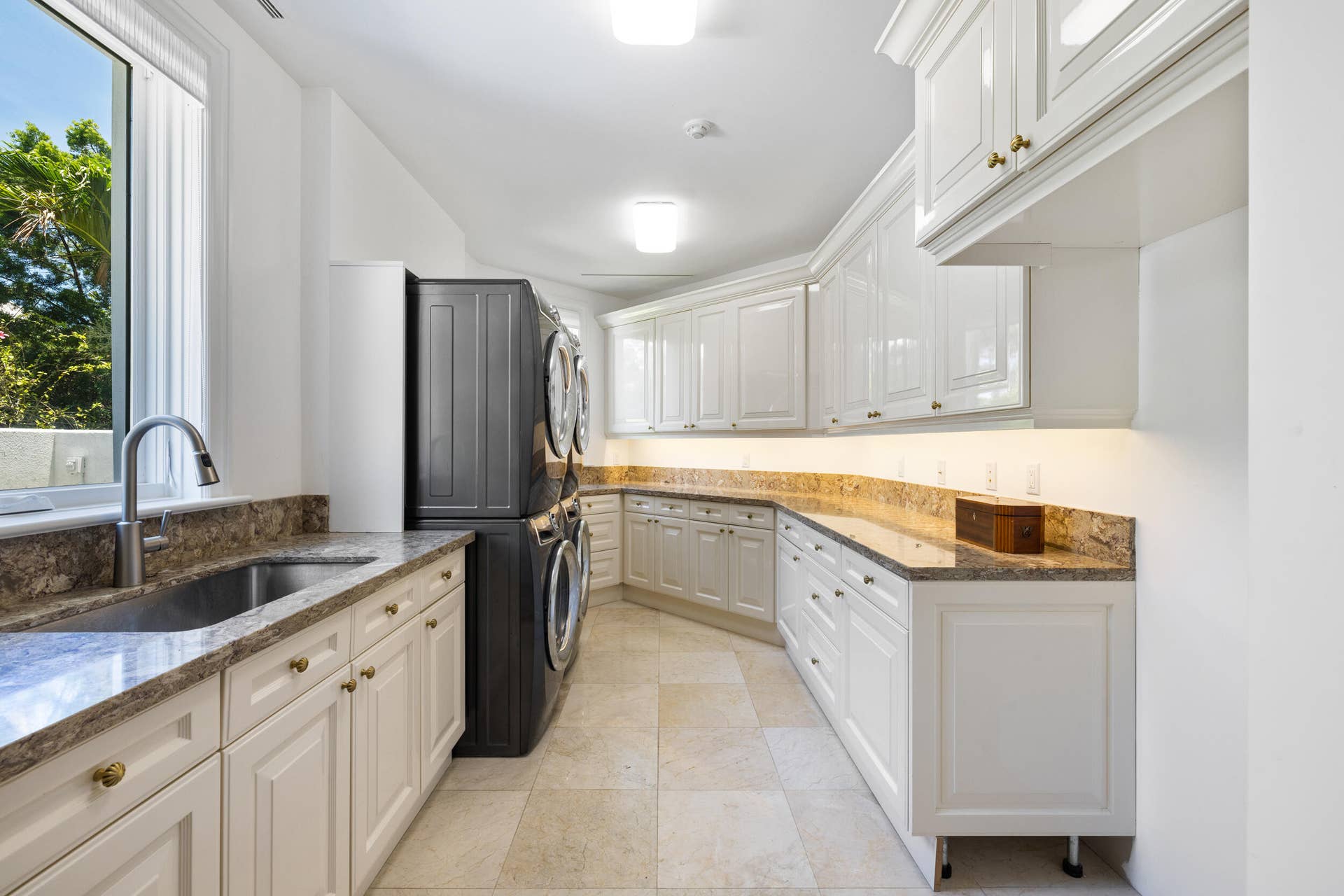 17965 SE VILLAGE Circle, Tequesta, FL 33469 Laundry Room
