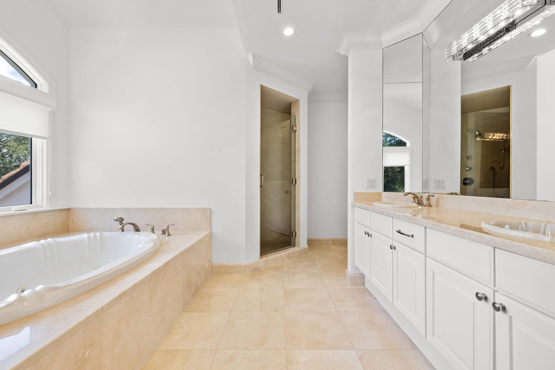 17965 SE VILLAGE Circle, Tequesta, FL 33469 Bathroom 2