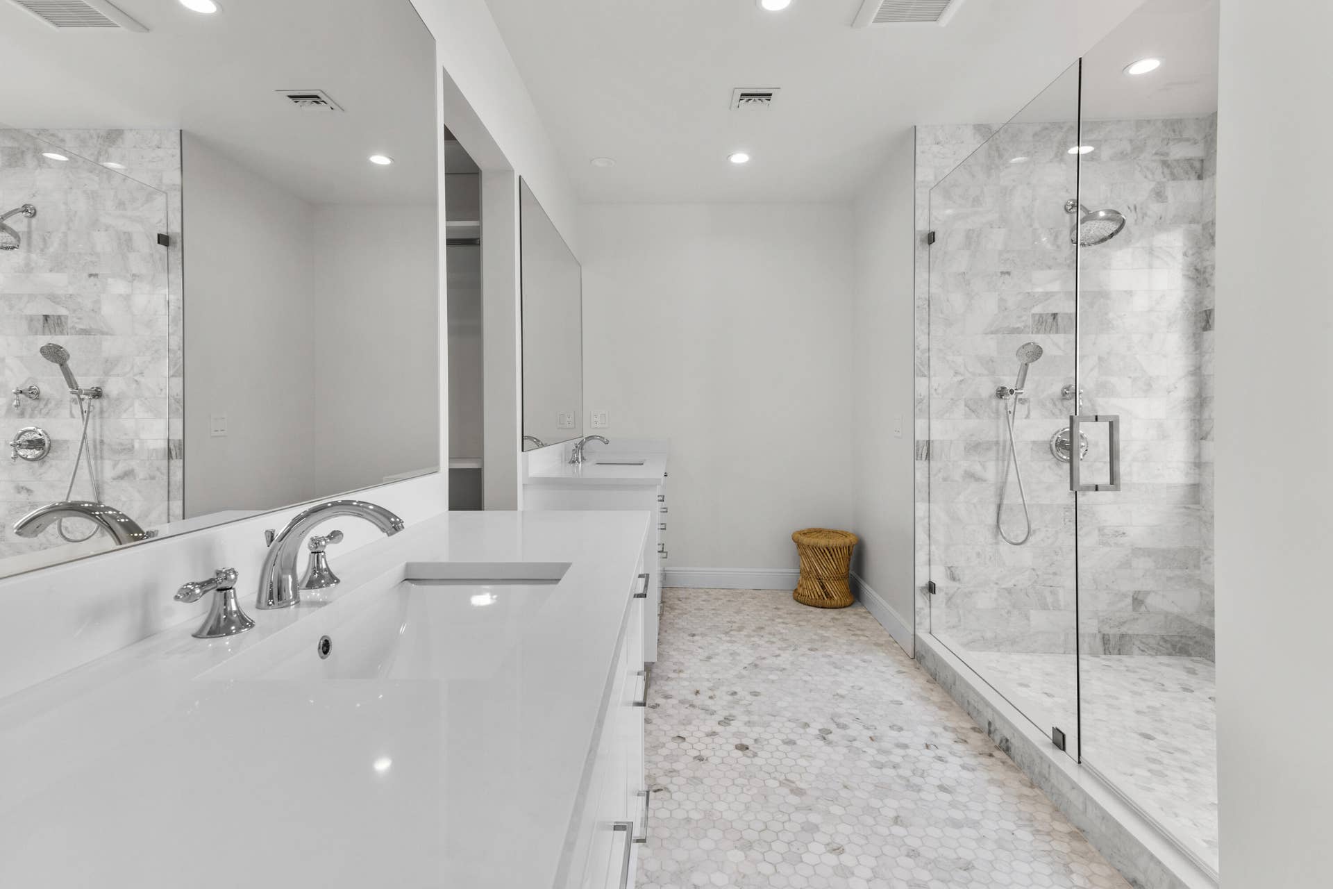 237/225 Monroe Drive, West Palm Beach, FL 33405 225 - Primary Bathroom