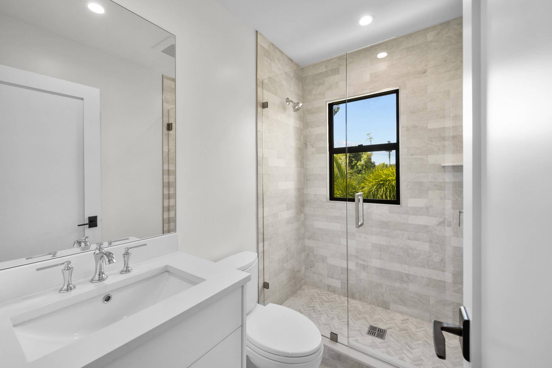 237/225 Monroe Drive, West Palm Beach, FL 33405 225 - Bathroom