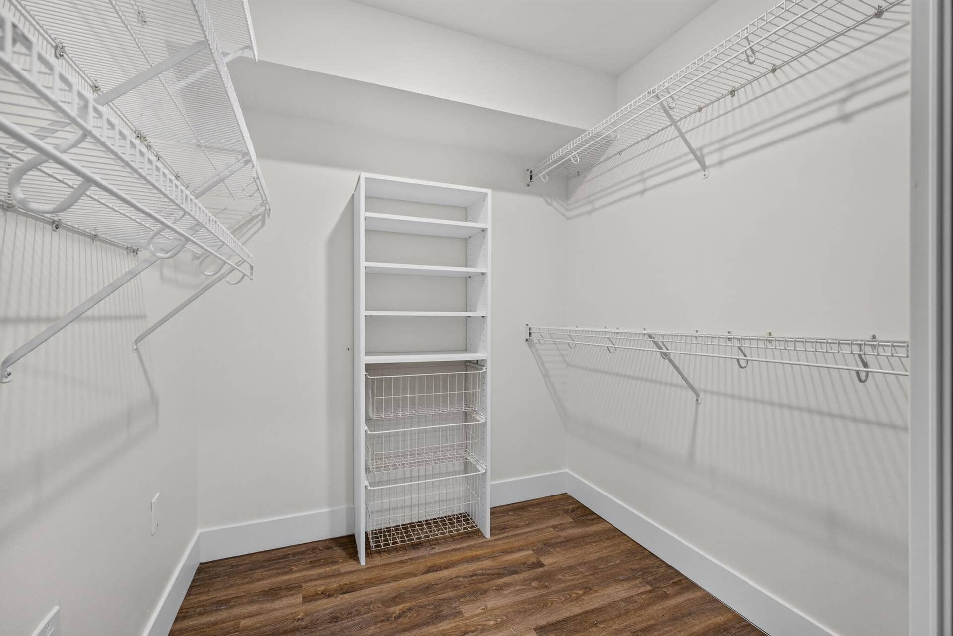 Walk-in Closet Master BR