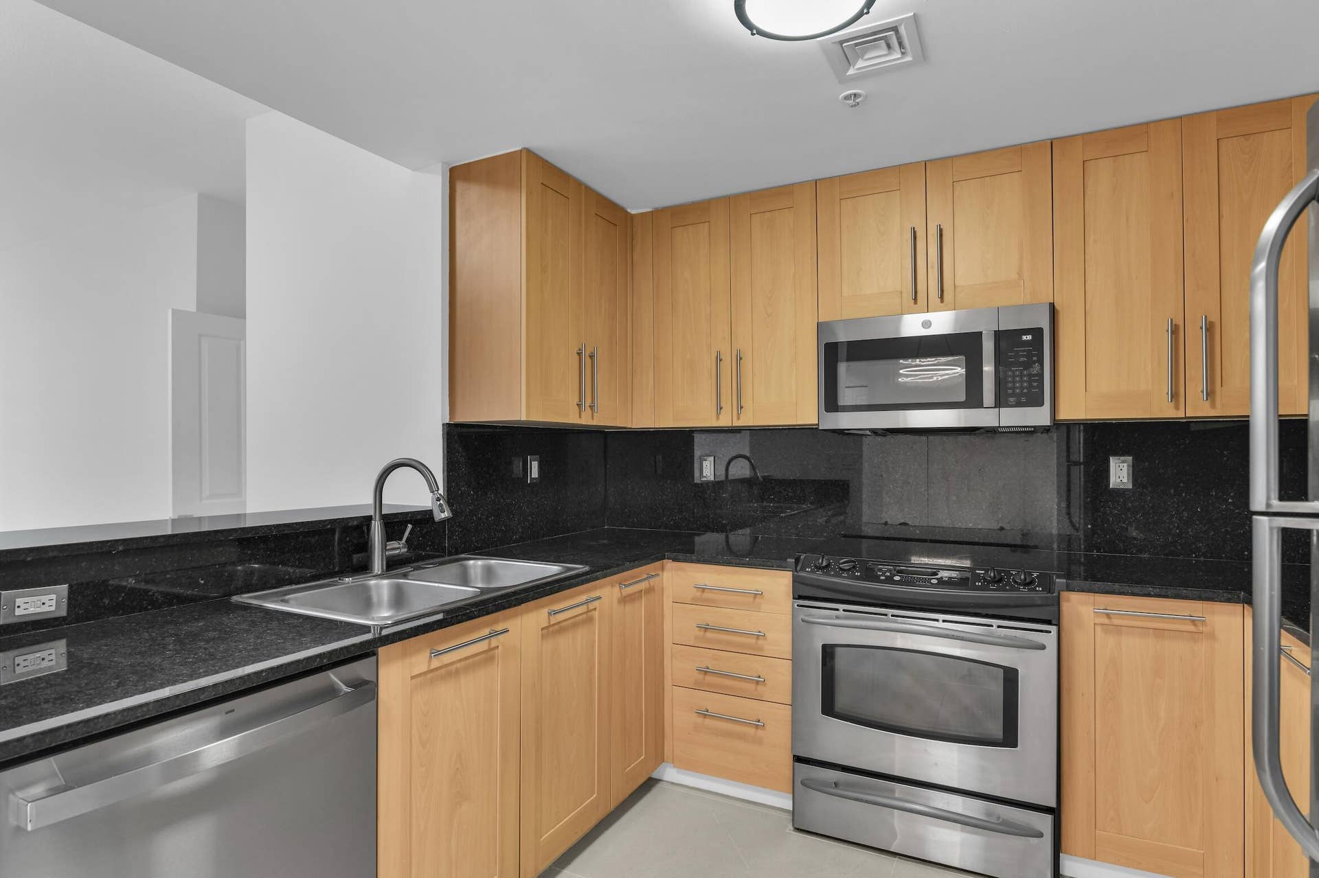 511 SE 5th Avenue, #703, Fort Lauderdale, Fort Lauderdale, FL 33301 Kitchen