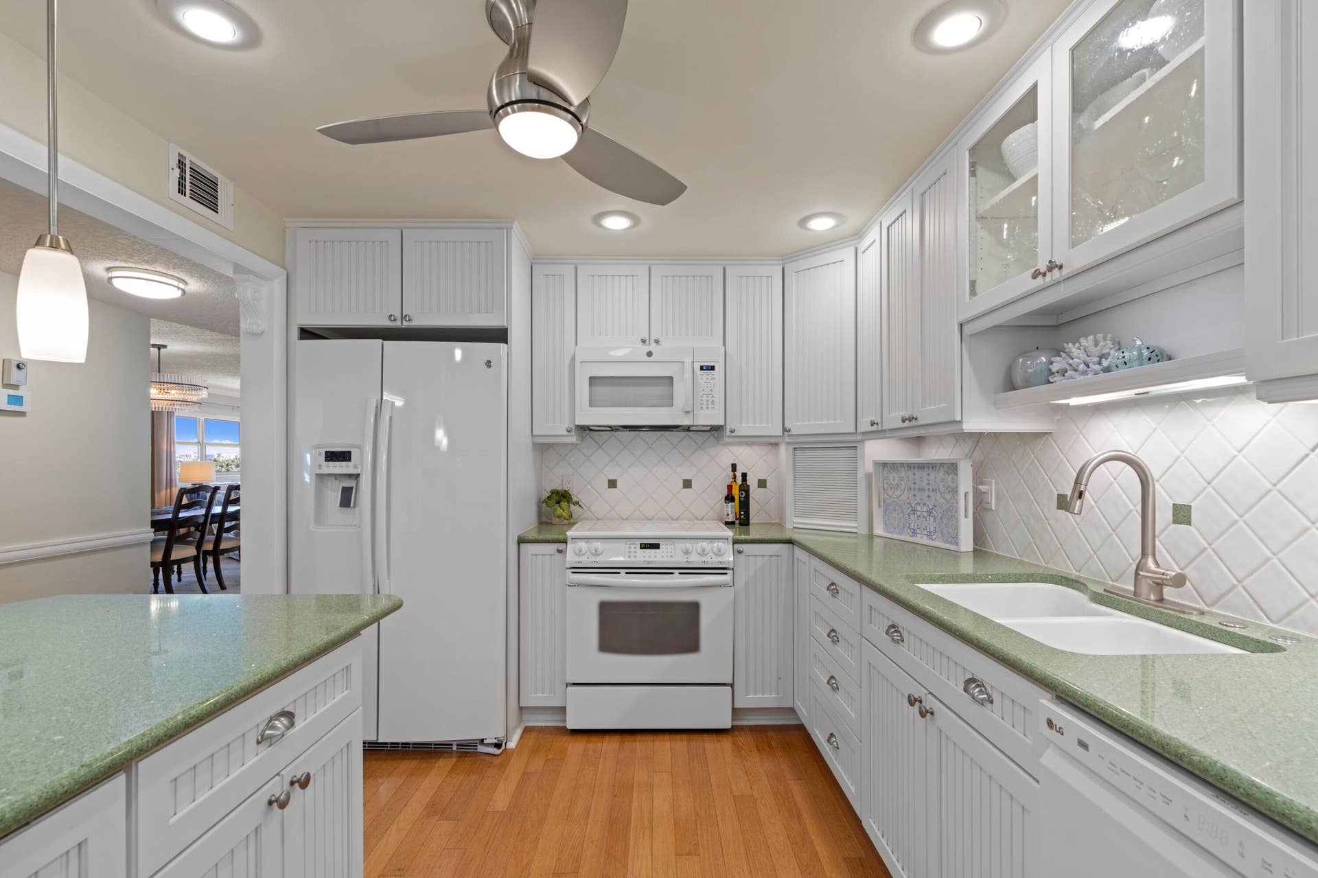 711 N RIVERSIDE Drive, #401, Pompano Beach, FL 33062 Kitchen