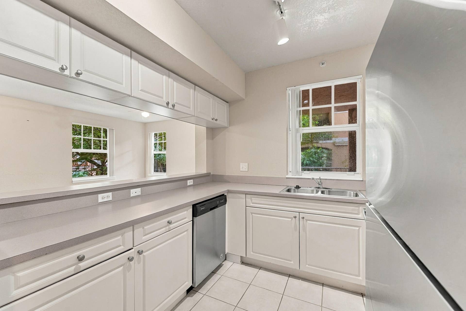 6790 W Sample Road, Coral Springs, FL 33067 13_kitchen