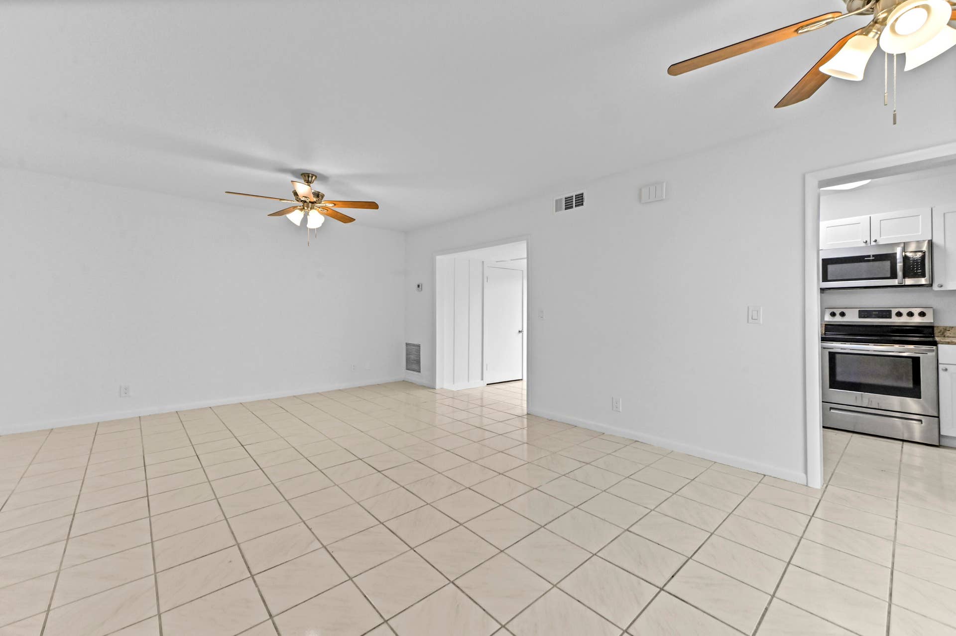 8600 Uranus Terrace, West Palm Beach, FL 33403 04 Living room 02