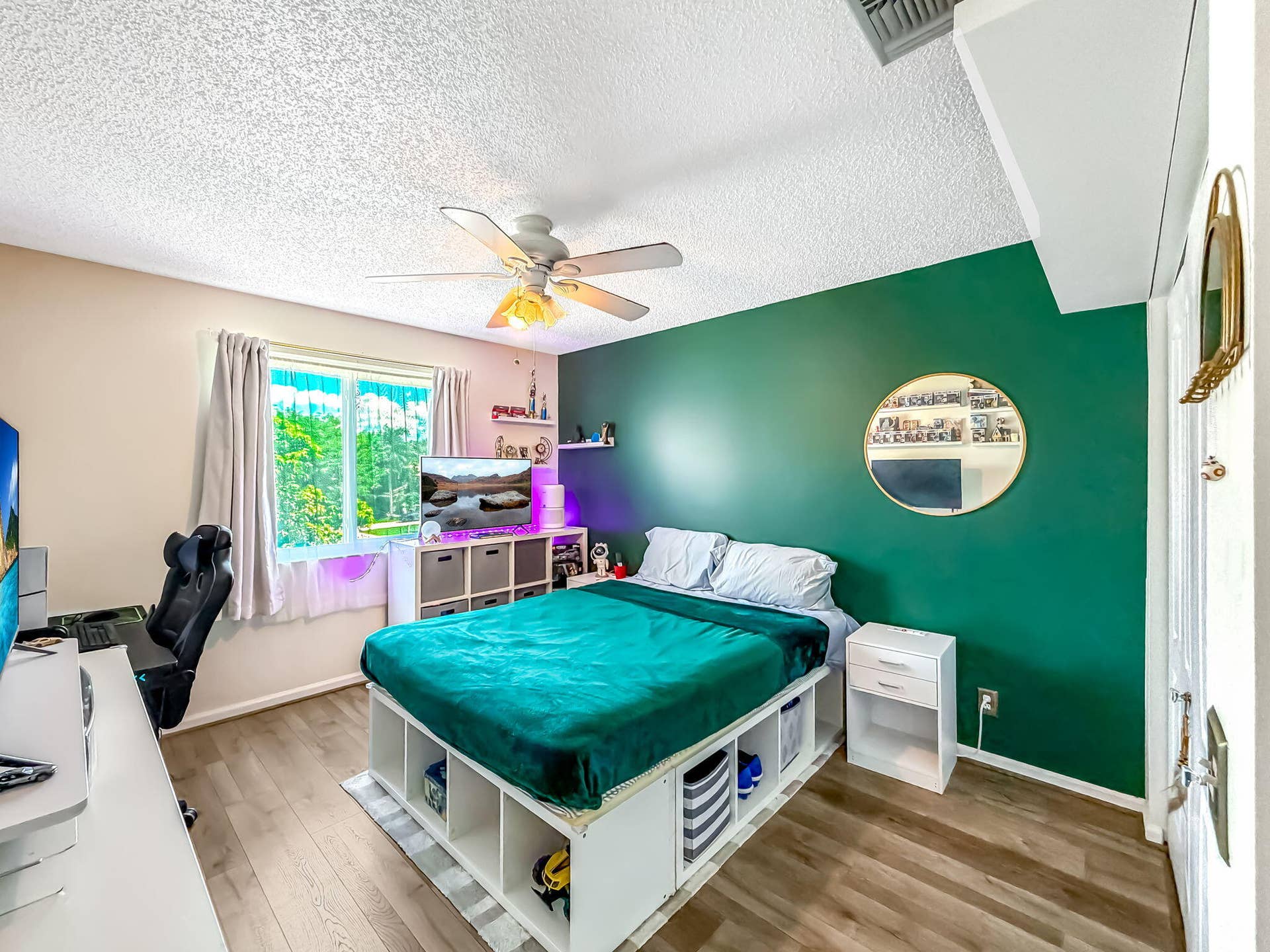 18980 CONCERTO Drive, Boca Raton, FL 33498 Wood-finish flooring with a contrasting accent wall