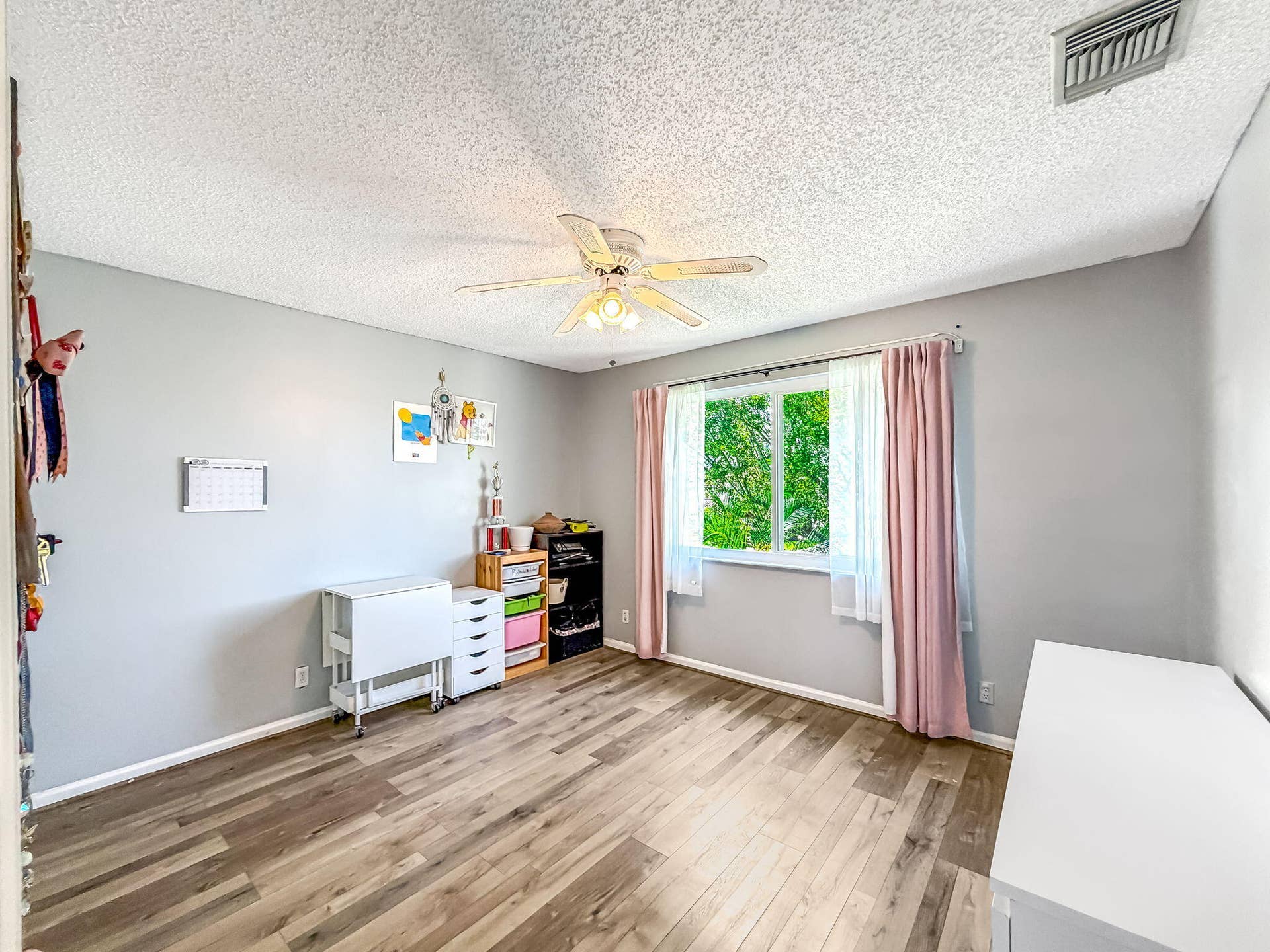18980 CONCERTO Drive, Boca Raton, FL 33498 Wood-finish flooring with a contrasting accent wall