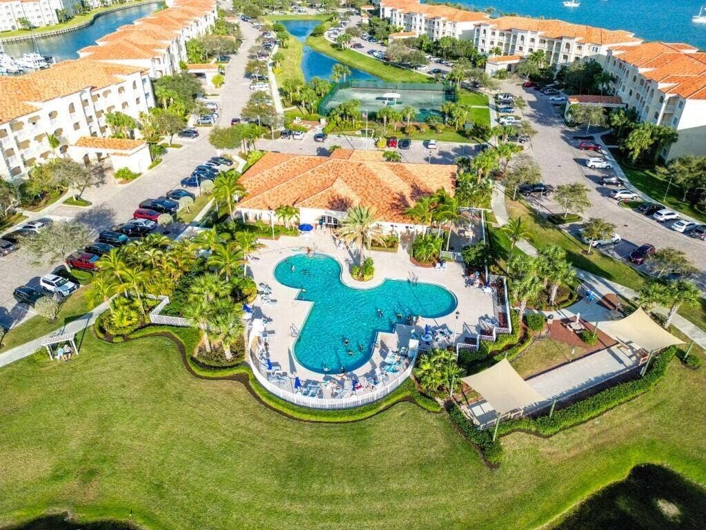 27 HARBOUR ISLE Drive W, #305, Fort Pierce, FL 34949 Overview