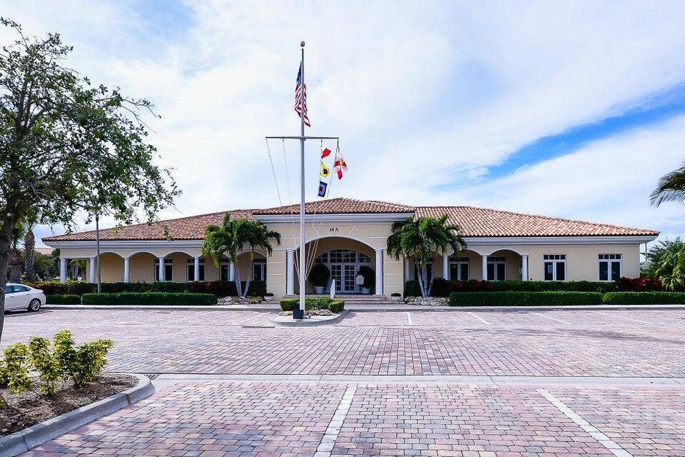 27 HARBOUR ISLE Drive W, #305, Fort Pierce, FL 34949 Clubhouse