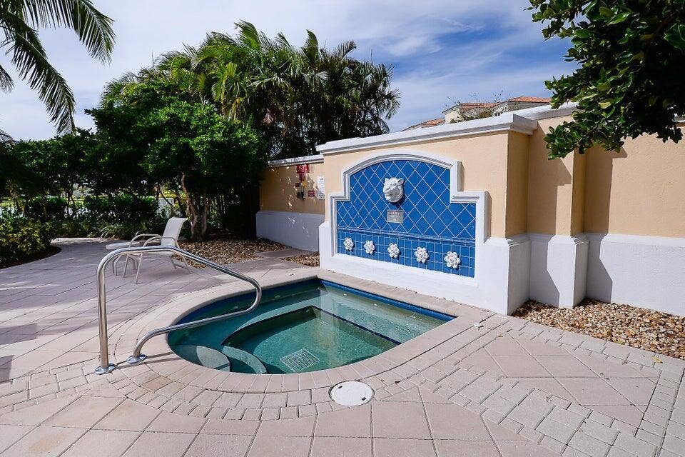 27 HARBOUR ISLE Drive W, #305, Fort Pierce, FL 34949 Spa