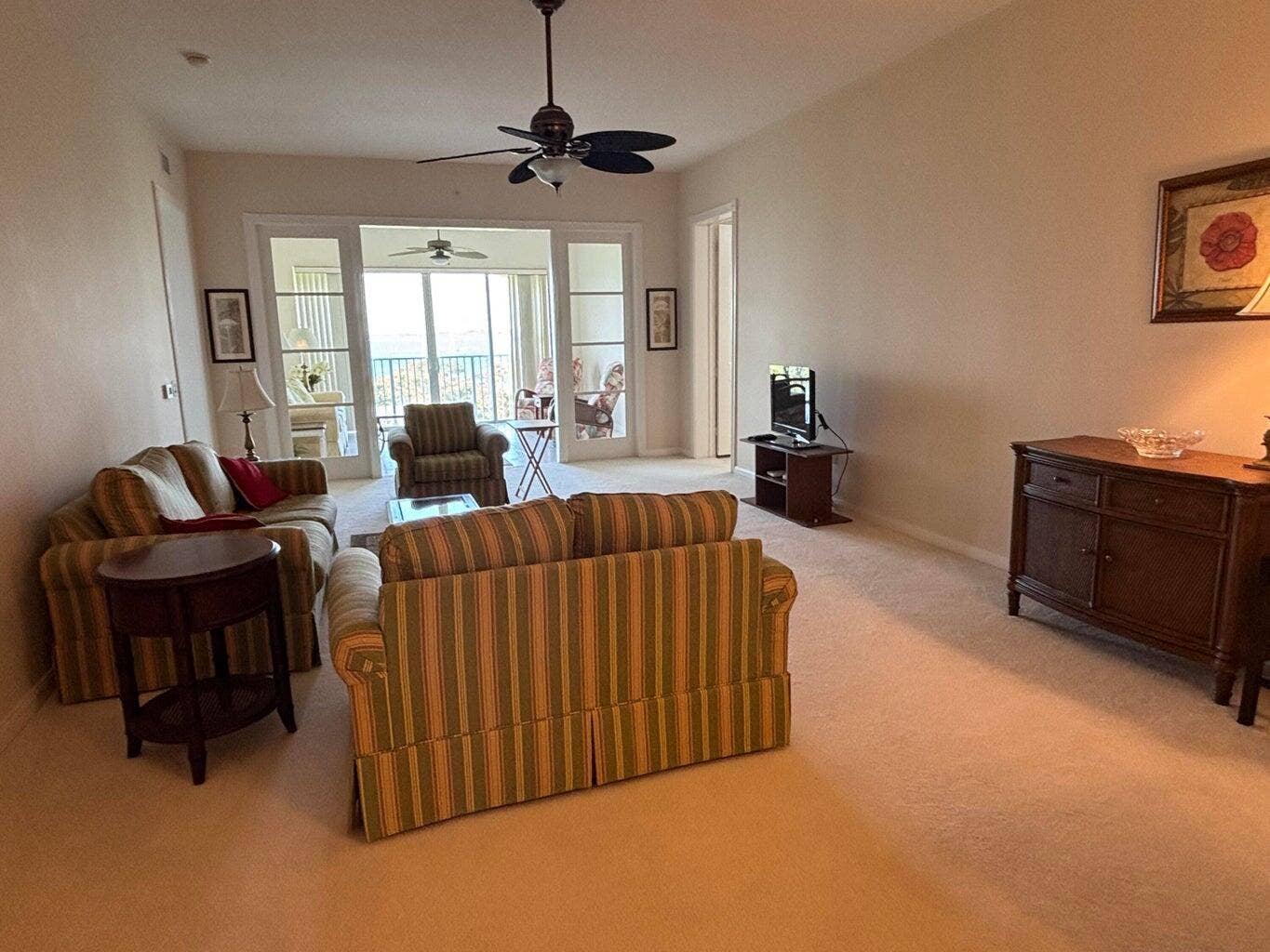 27 HARBOUR ISLE Drive W, #305, Fort Pierce, FL 34949 Living Room