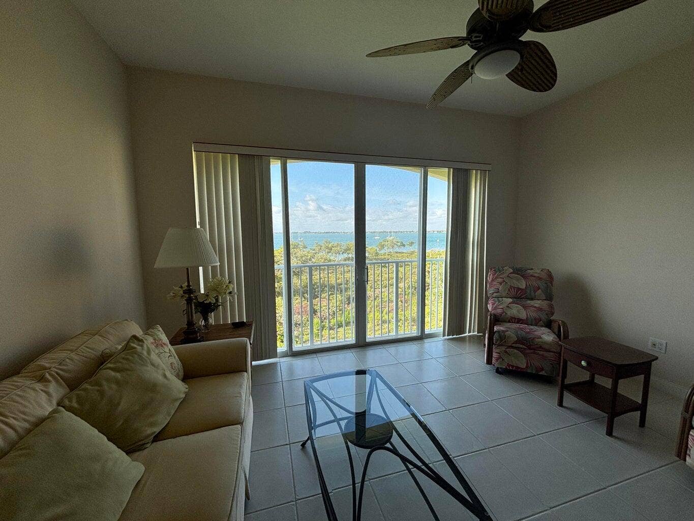 27 HARBOUR ISLE Drive W, #305, Fort Pierce, FL 34949 Fla Room