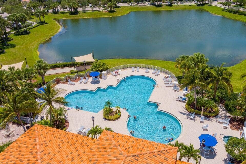 27 HARBOUR ISLE Drive W, #305, Fort Pierce, FL 34949 Pool