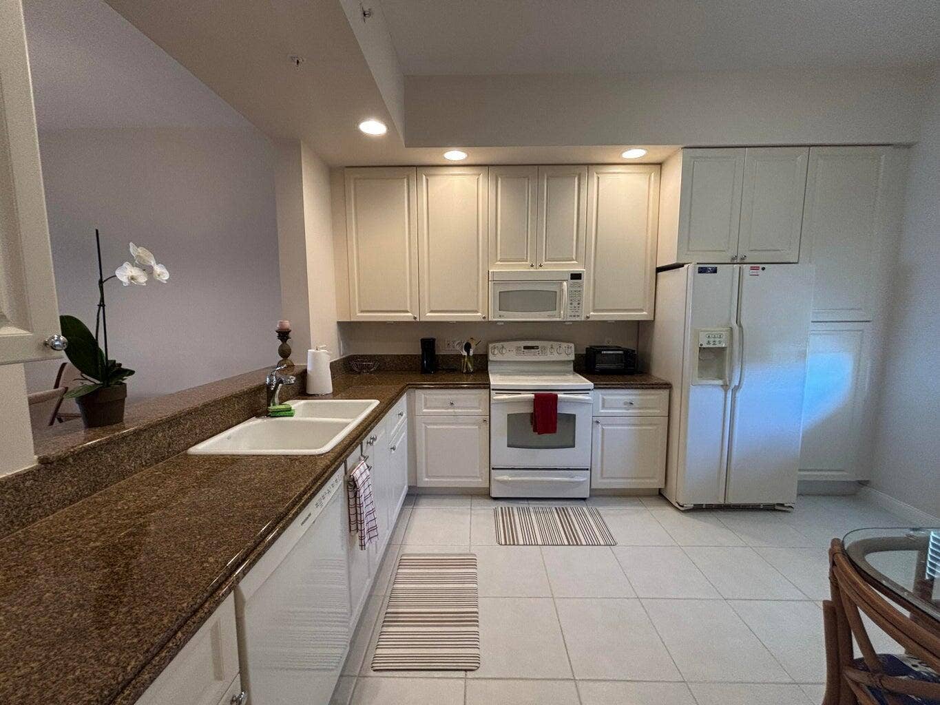 27 HARBOUR ISLE Drive W, #305, Fort Pierce, FL 34949 Kitchen