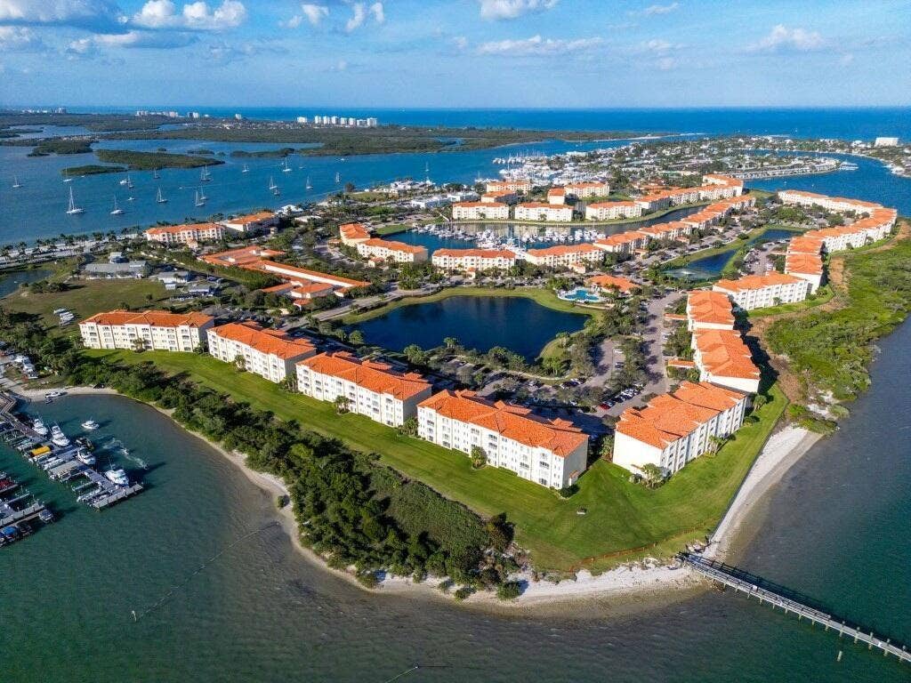 27 HARBOUR ISLE Drive W, #305, Fort Pierce, FL 34949 View