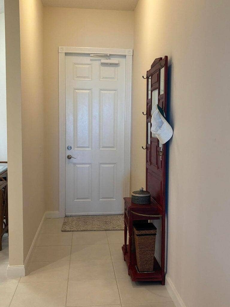 27 HARBOUR ISLE Drive W, #305, Fort Pierce, FL 34949 Foyer