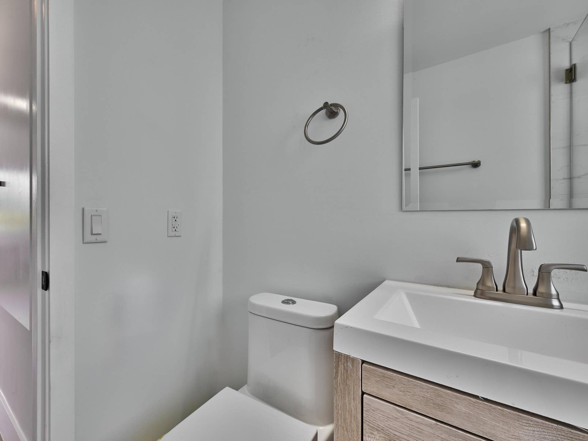 (95) Guest Bathroom x2