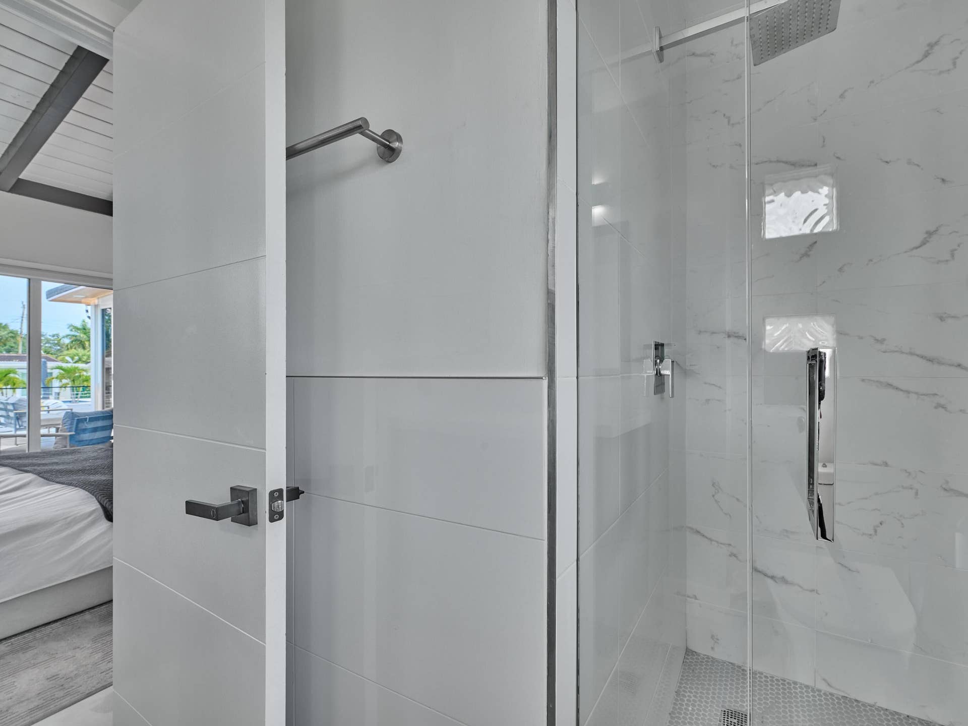 (81) Master Shower