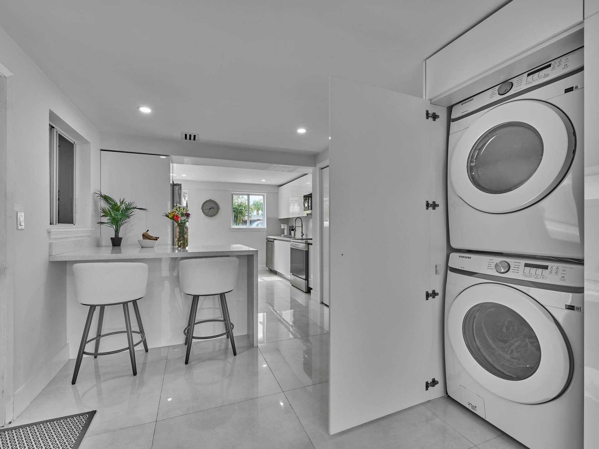 (99) Kitchen w: W&D