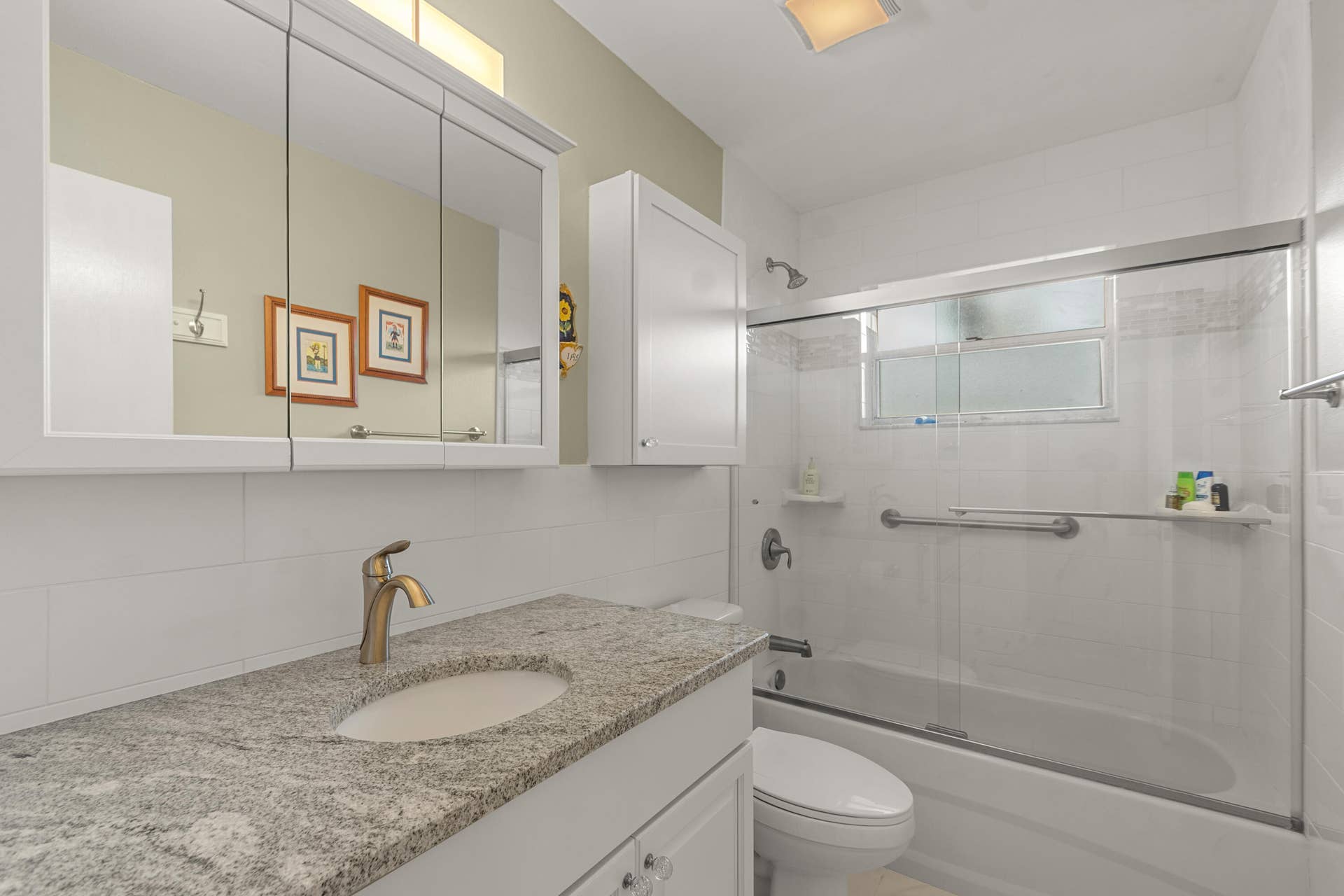 2800 Indian River Boulevard, #O-5, Vero Beach, FL 32960 Main Bath