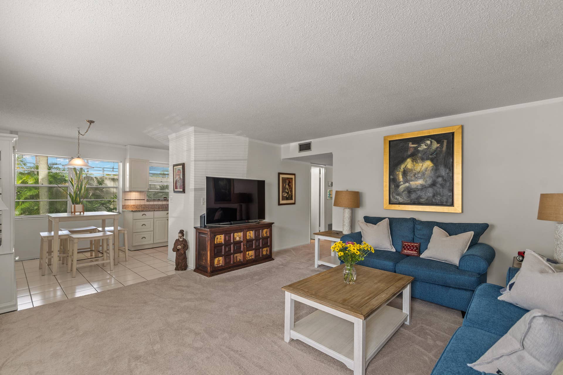 2800 Indian River Boulevard, #O-5, Vero Beach, FL 32960 Living Room