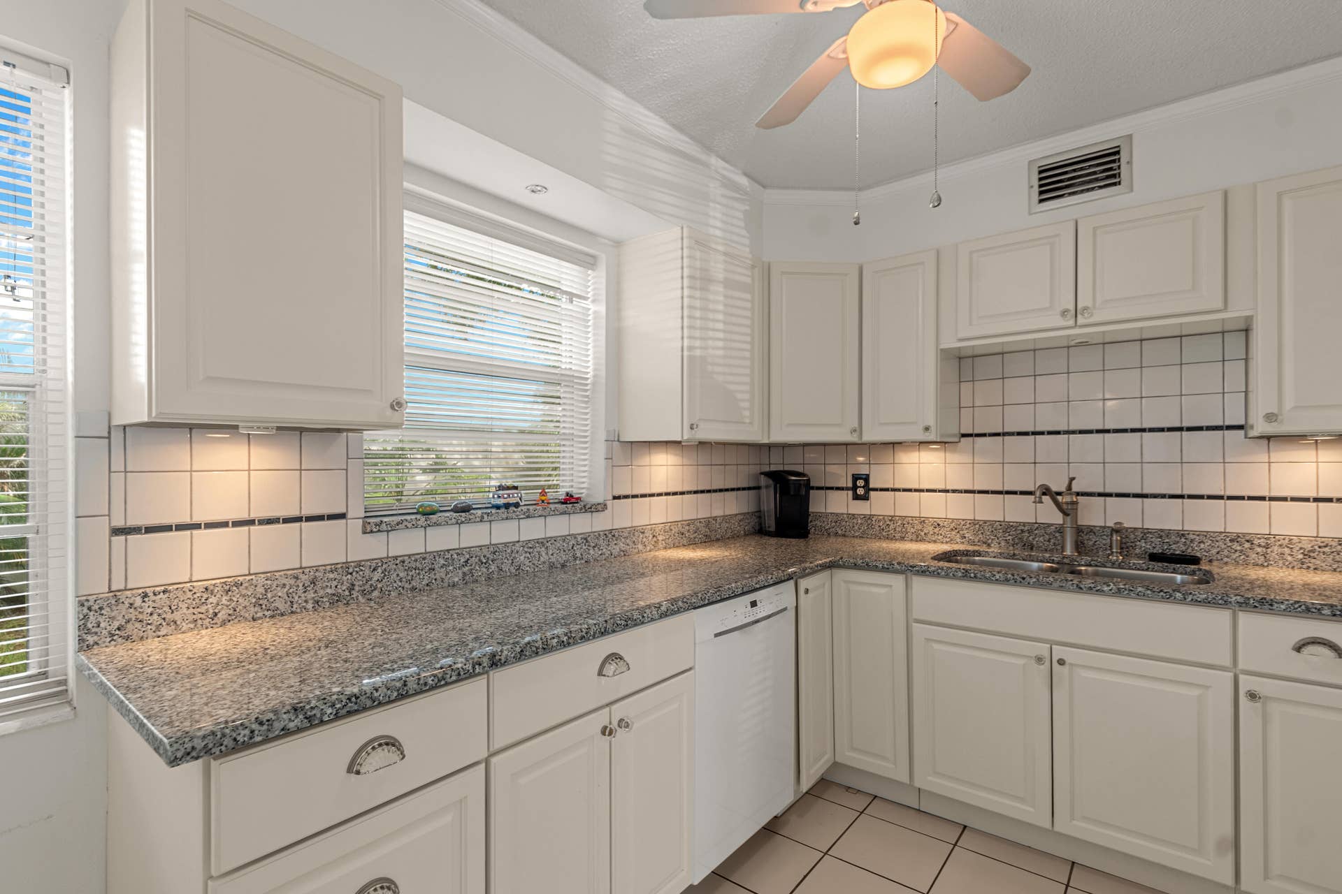 2800 Indian River Boulevard, #O-5, Vero Beach, FL 32960 Kitchen