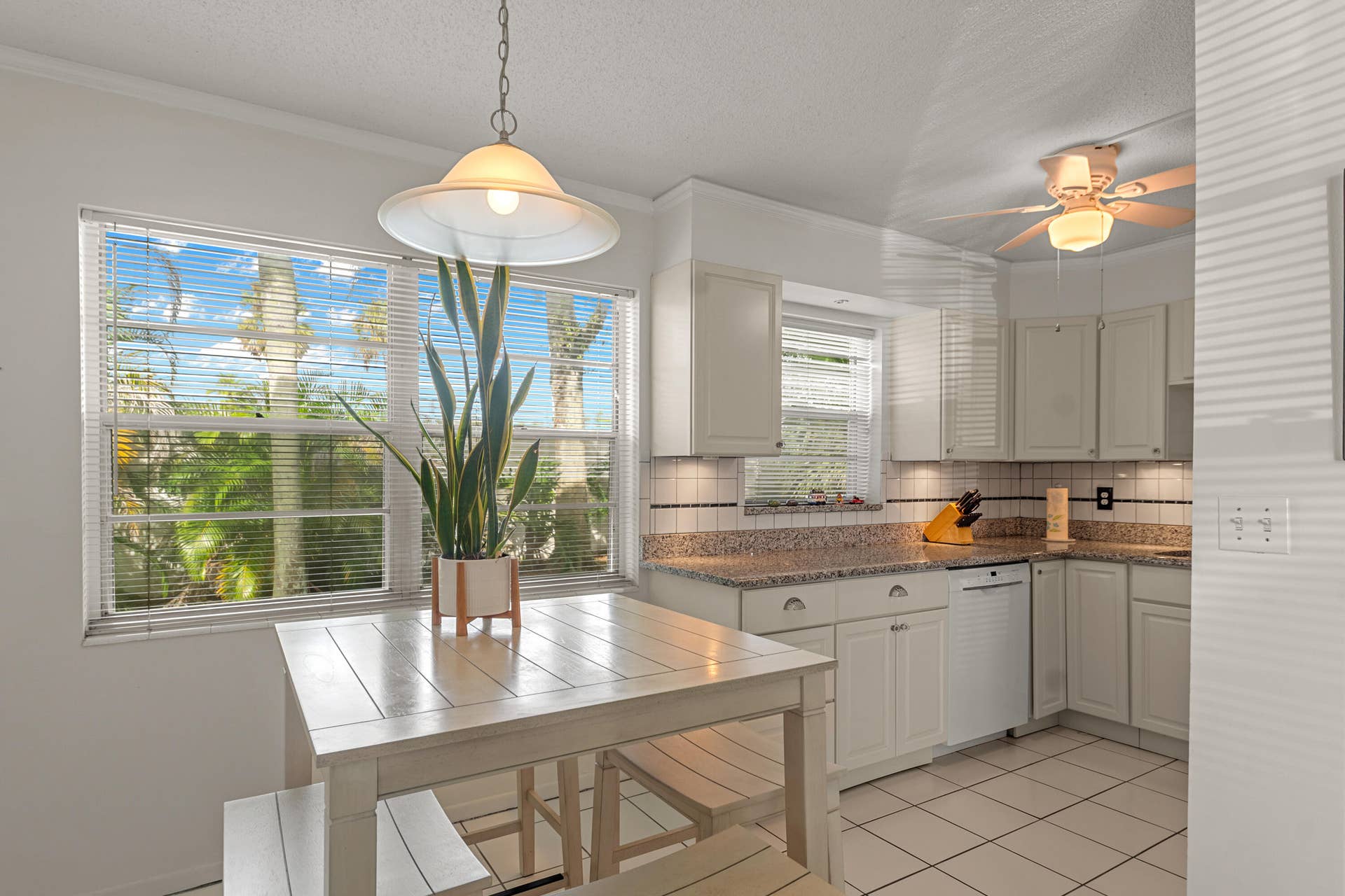 2800 Indian River Boulevard, #O-5, Vero Beach, FL 32960 Kitchen
