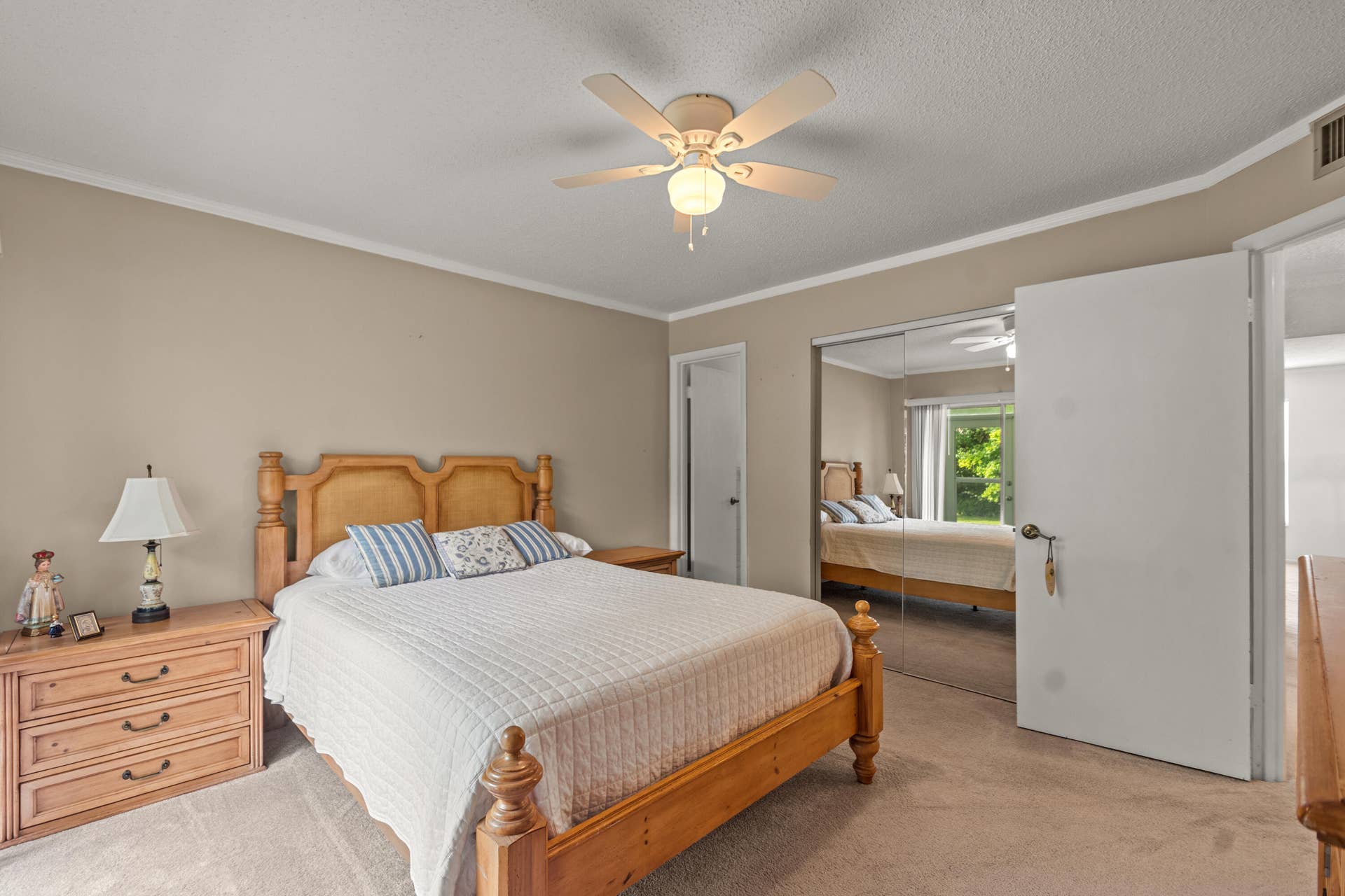 2800 Indian River Boulevard, #O-5, Vero Beach, FL 32960 Primary bedroom leading out to glass enclosure