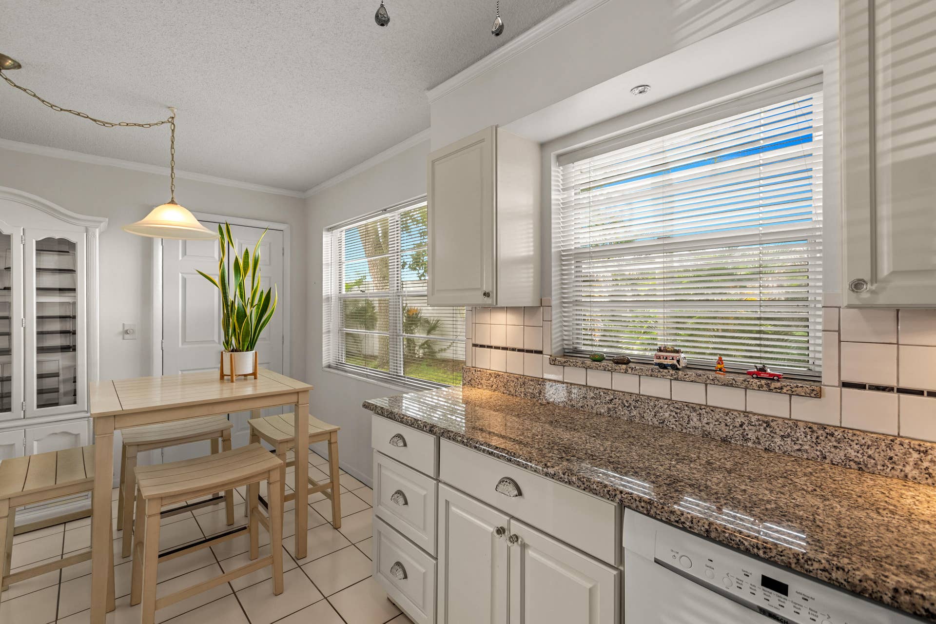 2800 Indian River Boulevard, #O-5, Vero Beach, FL 32960 Kitchen with Pnatry in the rear
