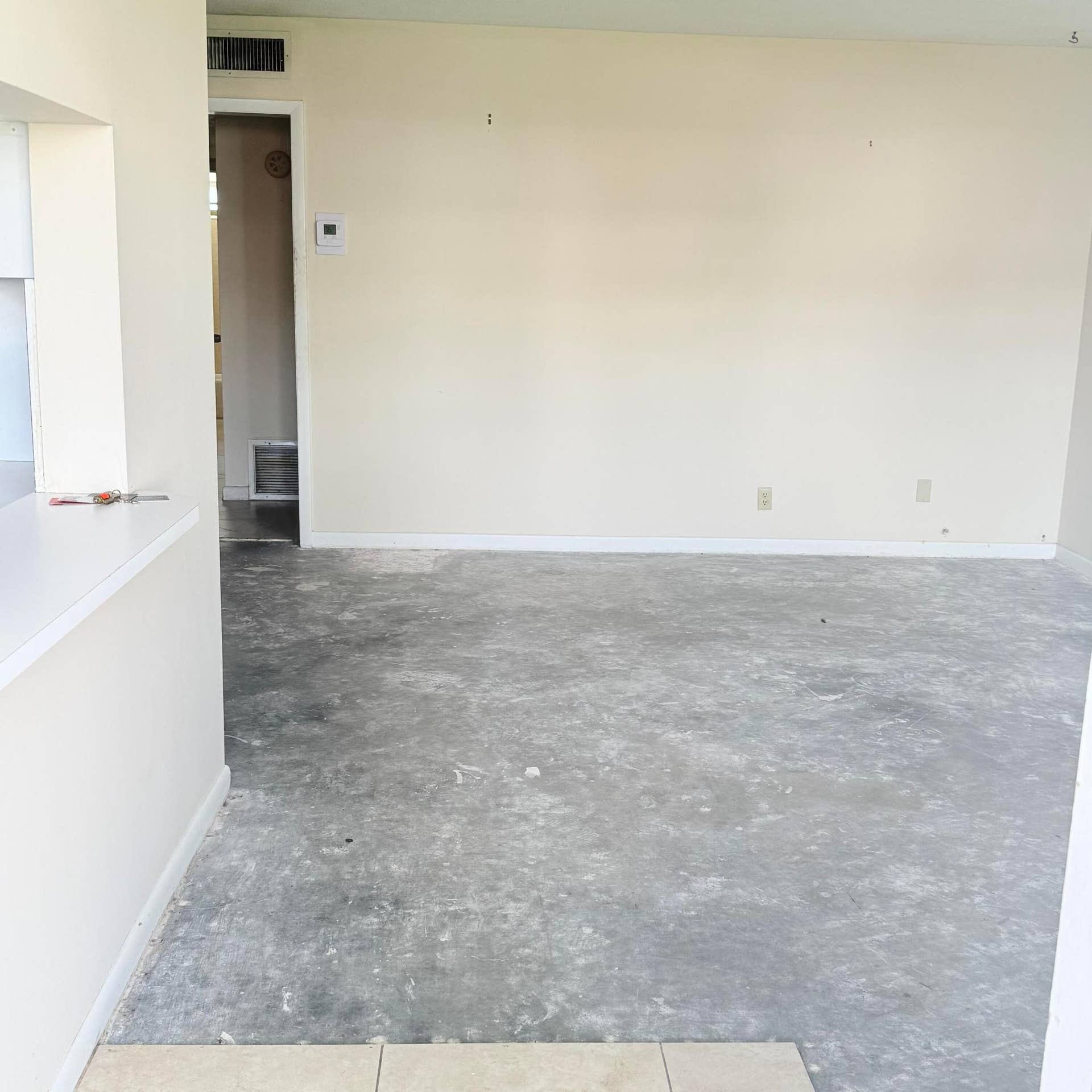 20 SE 13th Street, #Unit a2, Boca Raton, FL 33432 Livingroom View from Front Door