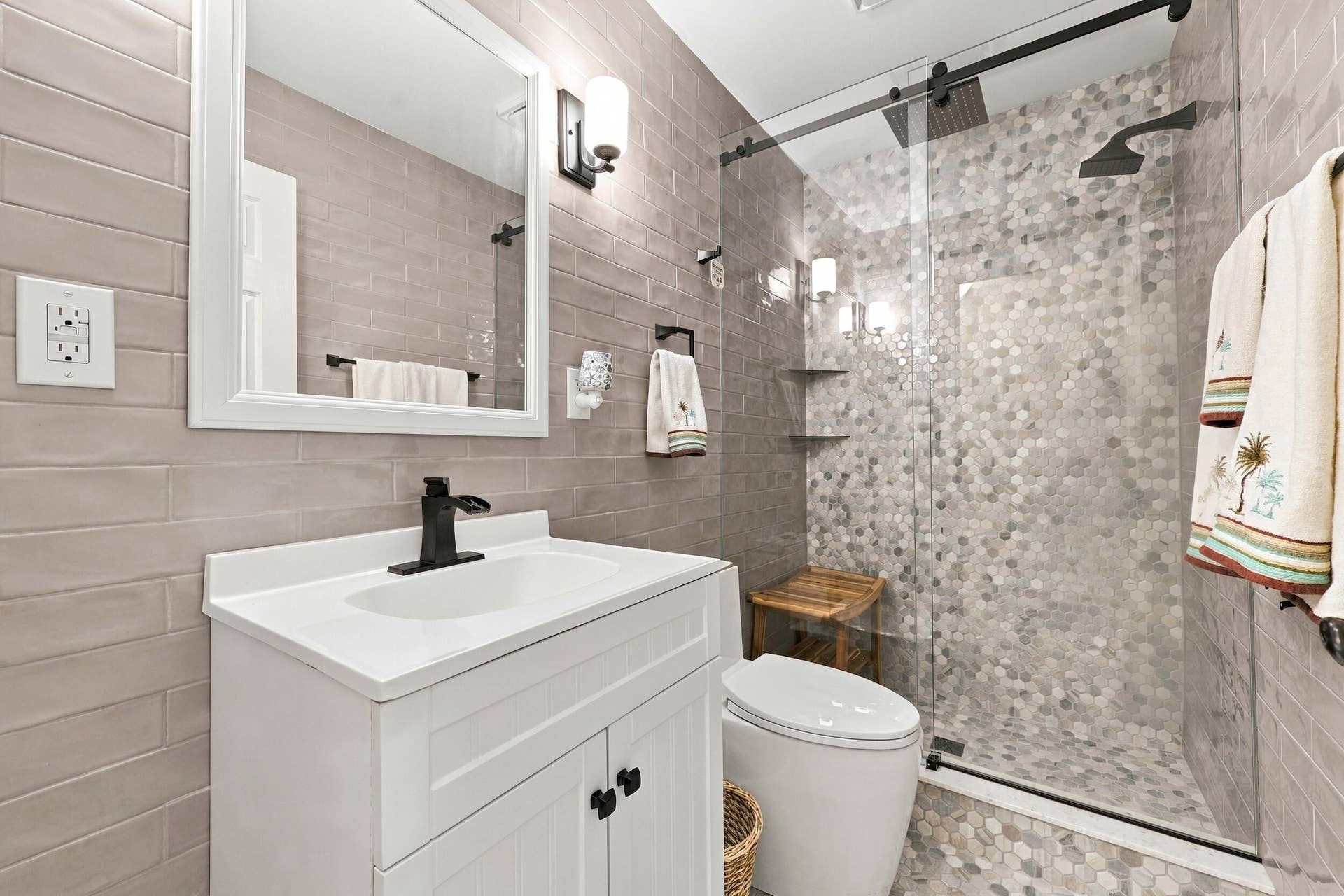 3590 Lakeview Drive, Delray Beach, FL 33445 Bathroom 1 services all three of the guest bedrooms.