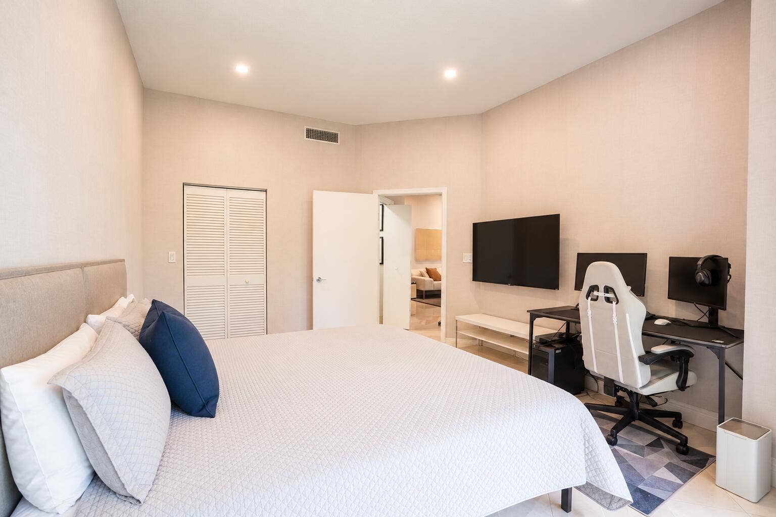 3600 YACHT CLUB Drive, #102, Aventura, FL 33180 6E24A866-962E-4DB4-BAF6-E3E07327541E