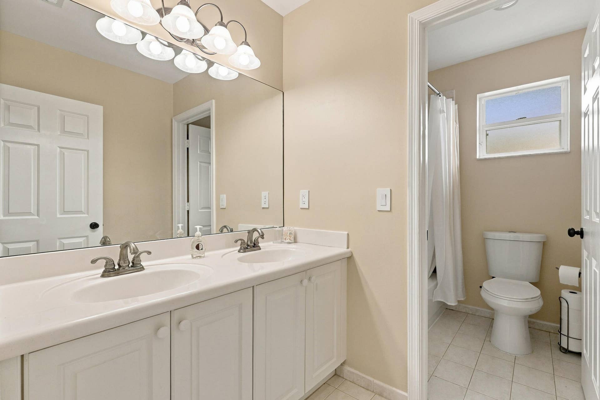 1434 Artimino Lane, Boynton Beach, FL 33436 There is no shortage of space in this beautifully updated 4 bedroom, 2.5 bathroom home.