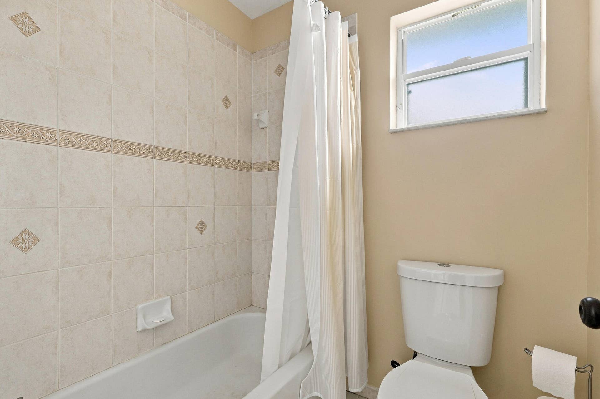 1434 Artimino Lane, Boynton Beach, FL 33436 There is no shortage of space in this beautifully updated 4 bedroom, 2.5 bathroom home.