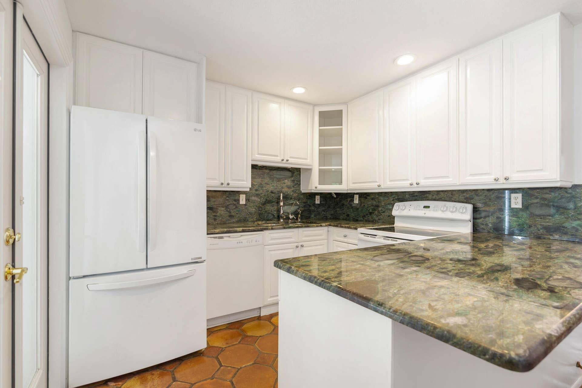 113 GREGORY Place, West Palm Beach, FL 33405 Kitchen